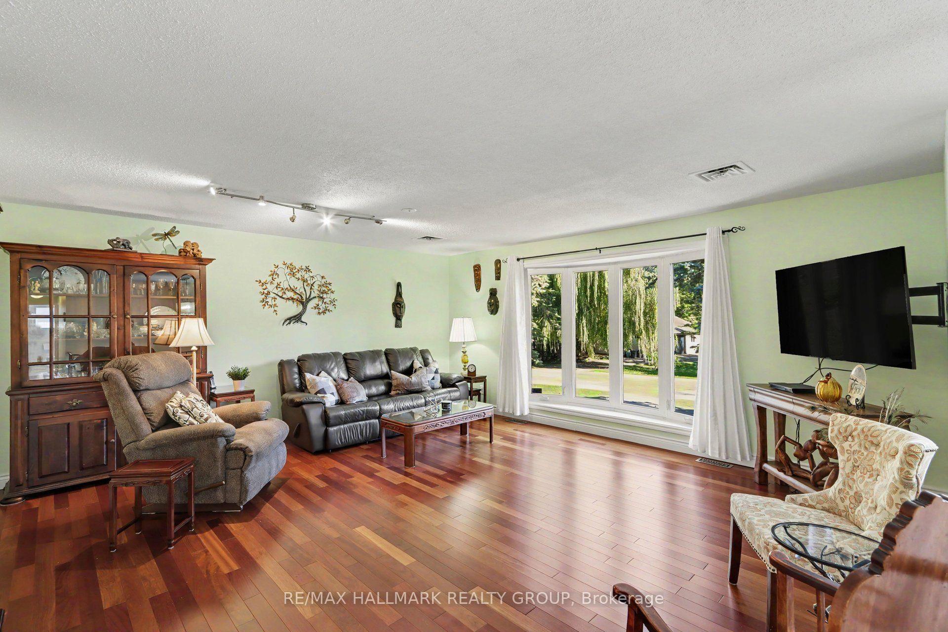 Photo 10 of 26 Whippoorwill Drive, Ottawa, Rothwell Heights — HOMEH