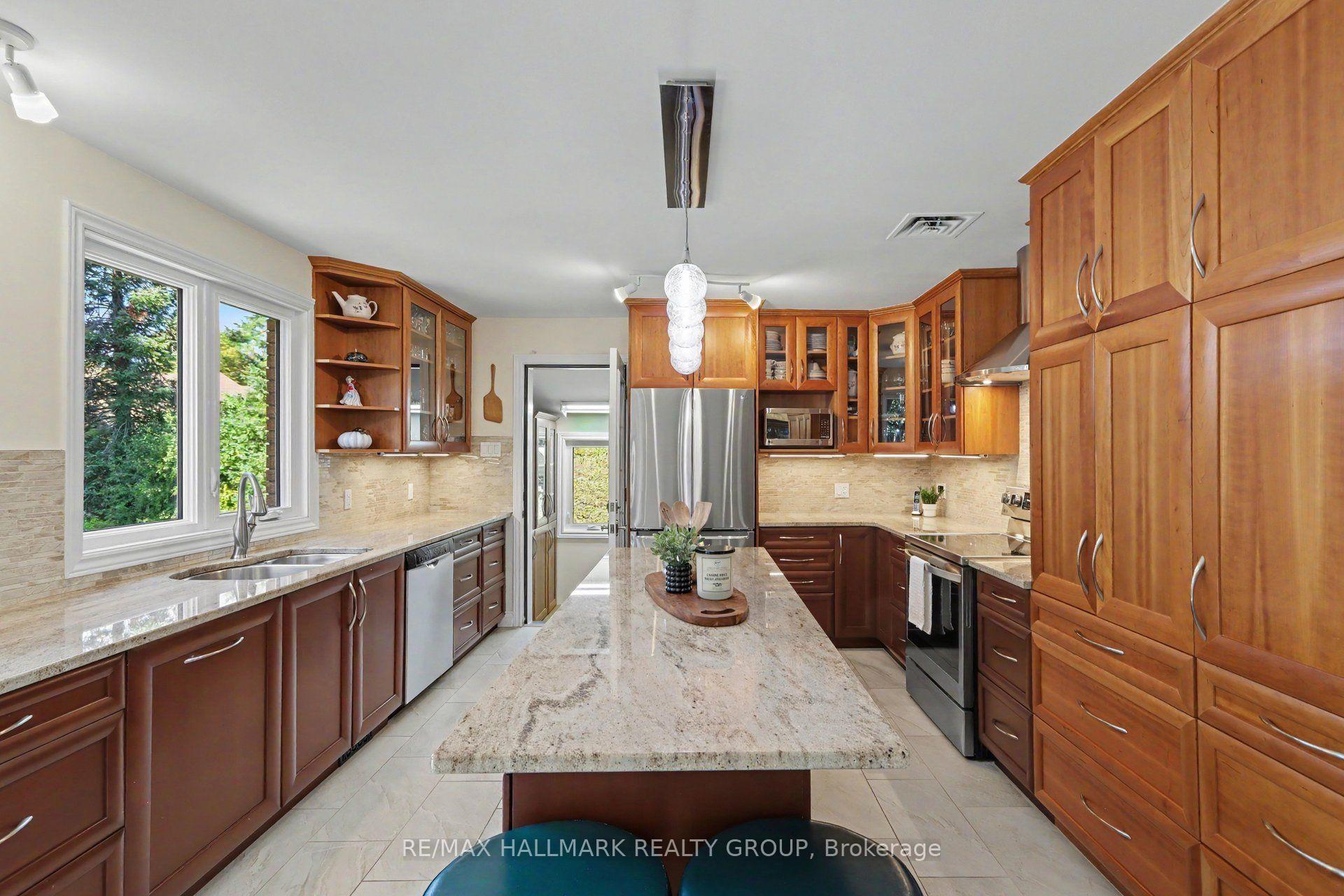 Photo 11 of 26 Whippoorwill Drive, Ottawa, Rothwell Heights — HOMEH