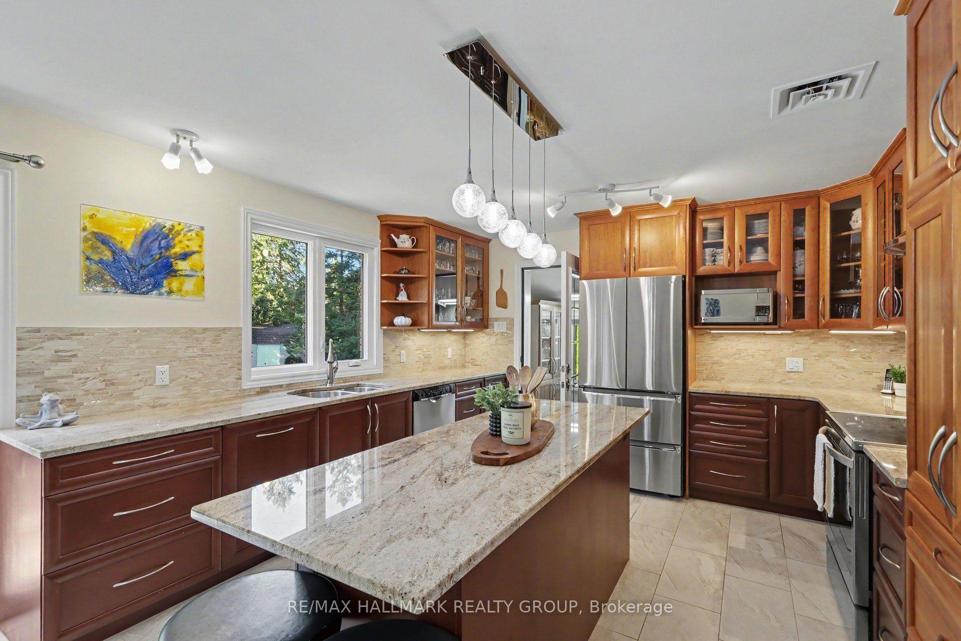 Photo 12 of 26 Whippoorwill Drive, Ottawa, Rothwell Heights — HOMEH