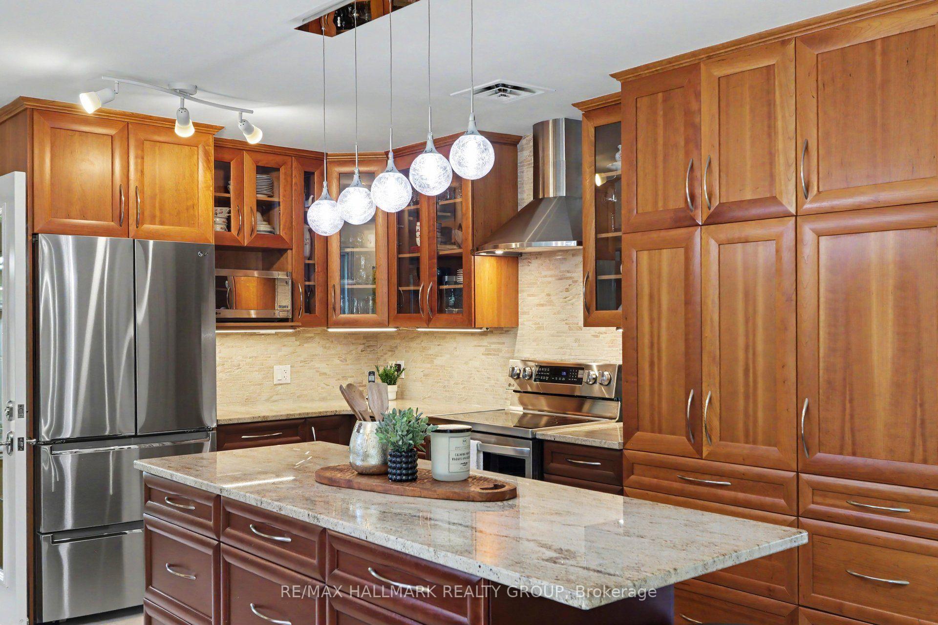 Photo 13 of 26 Whippoorwill Drive, Ottawa, Rothwell Heights — HOMEH