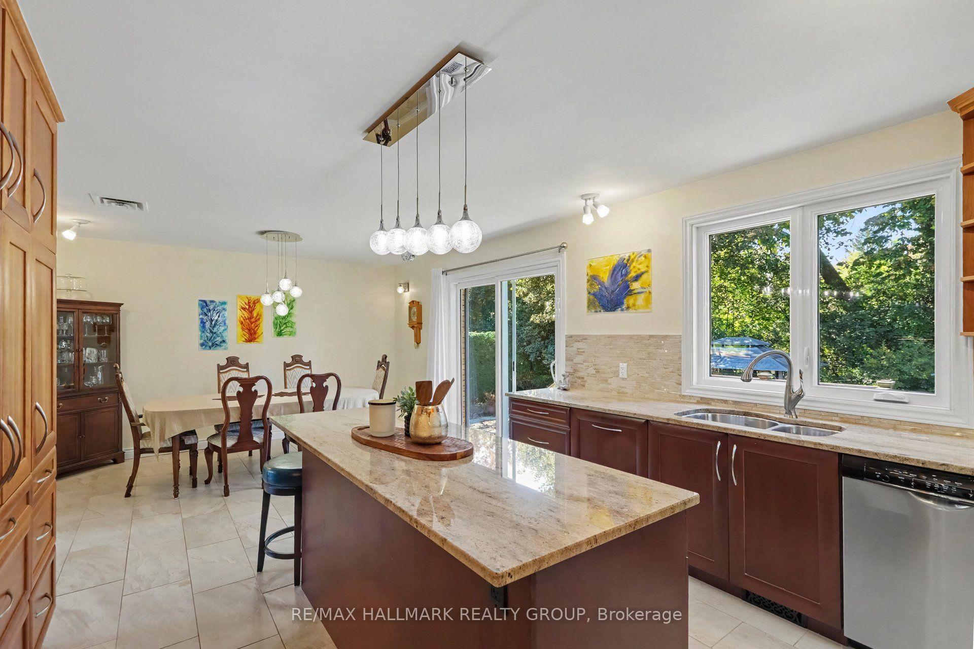 Photo 14 of 26 Whippoorwill Drive, Ottawa, Rothwell Heights — HOMEH