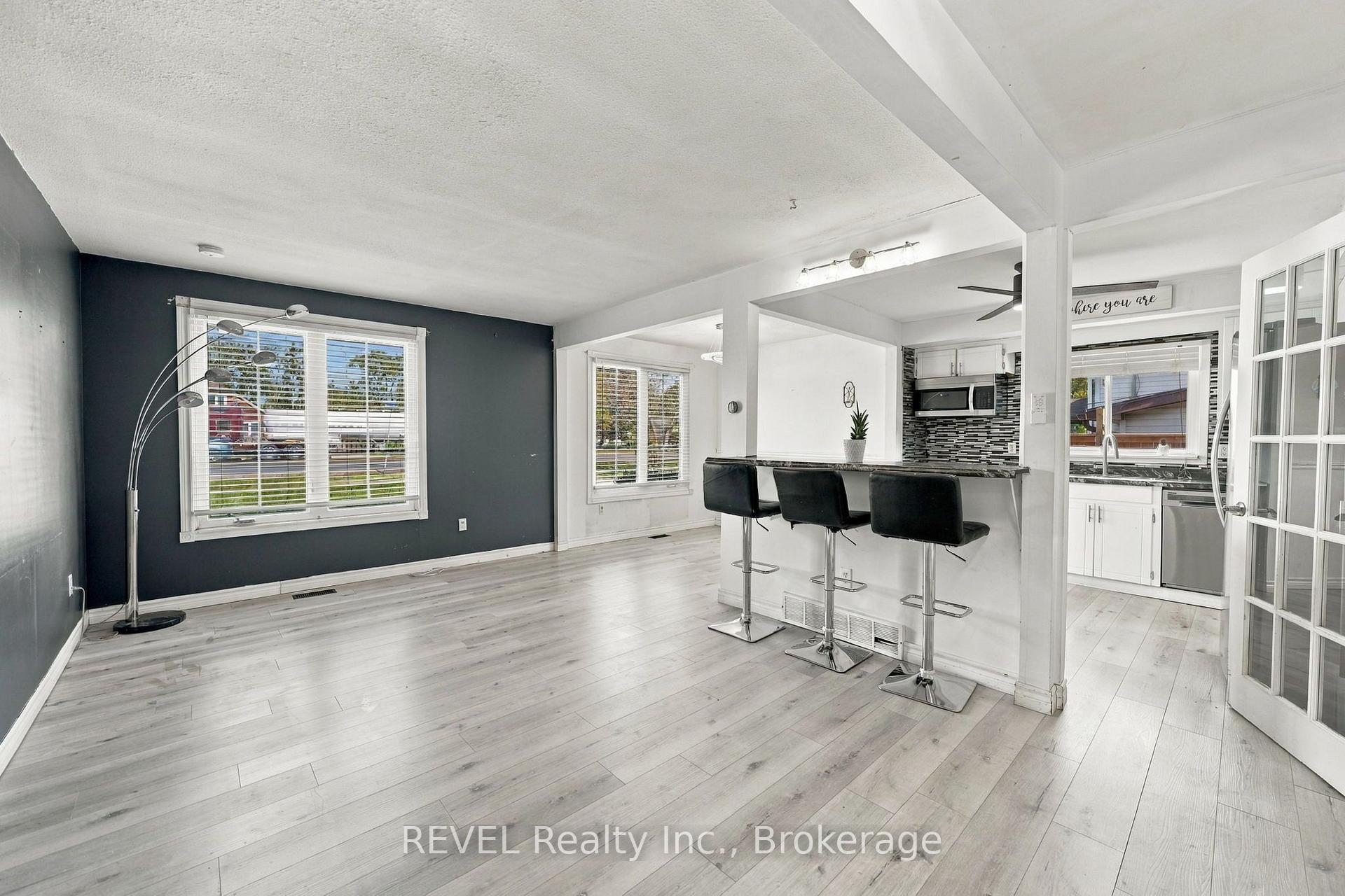 Photo 2 of 1407 Garrison Road, Fort Erie, Crescent Park — HOMEH