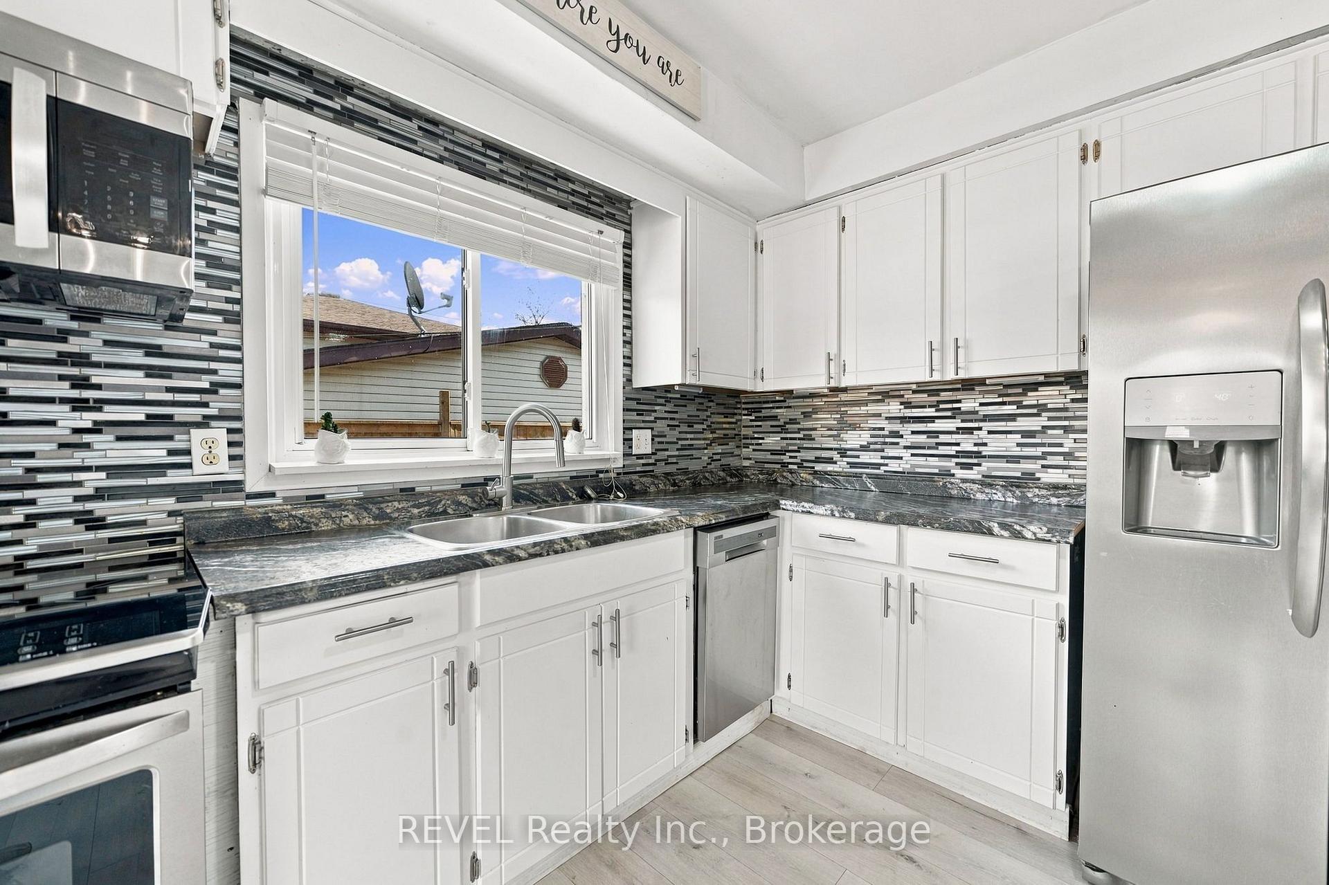 Photo 5 of 1407 Garrison Road, Fort Erie, Crescent Park — HOMEH