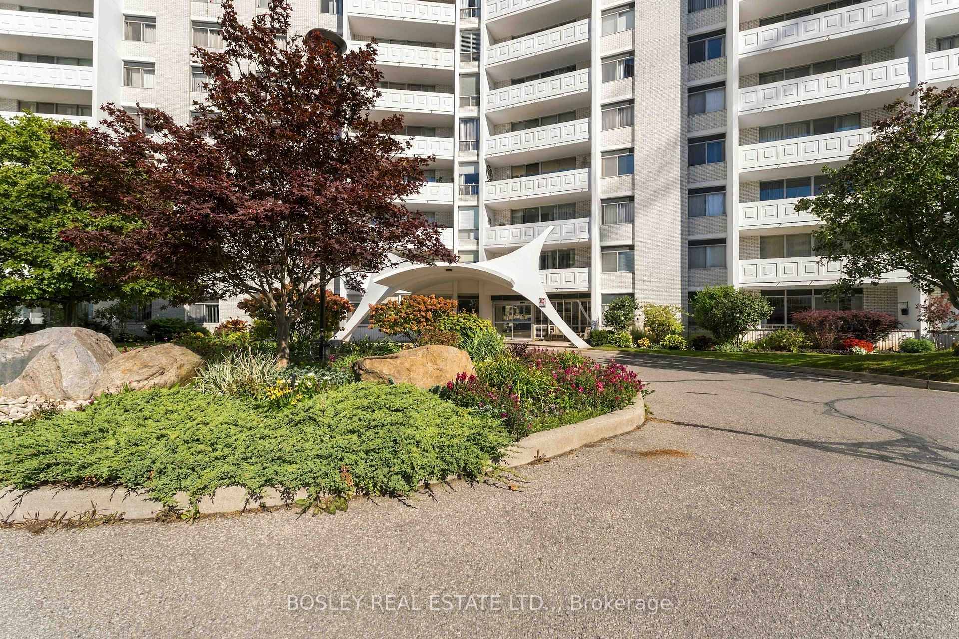 Photo 3 of 15 Towering Heights Boulevard, St. Catharines, Glendale/Glenridge — HOMEH