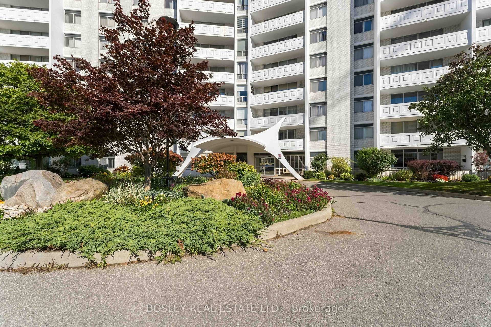 Photo 2 of Unit 1, 15 Towering Heights Boulevard, St. Catharines, Glendale/Glenridge — HOMEH