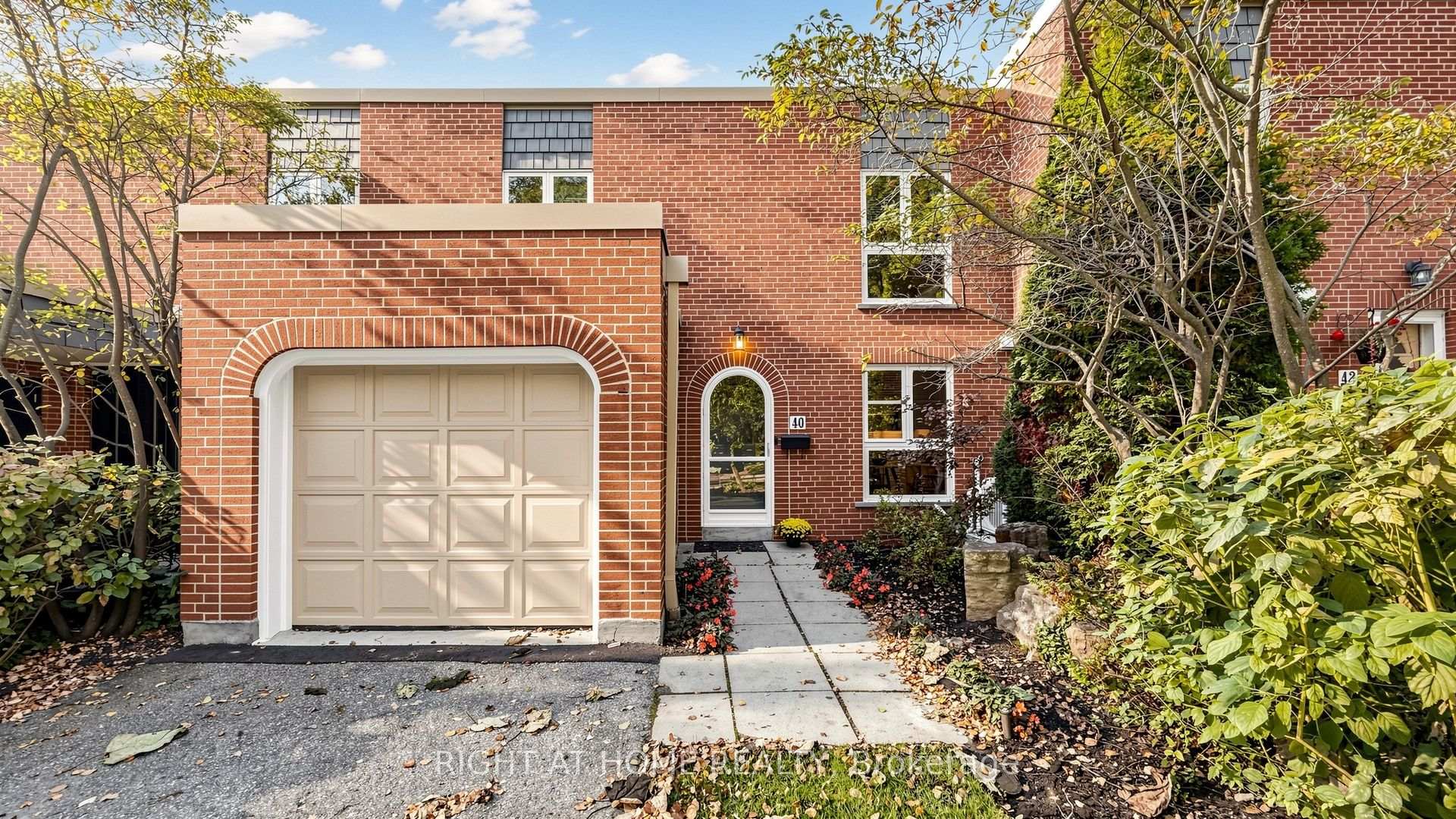 Photo 2 of 40 Snowshoe Mill Way, North York, St. Andrew-Windfields — HOMEH