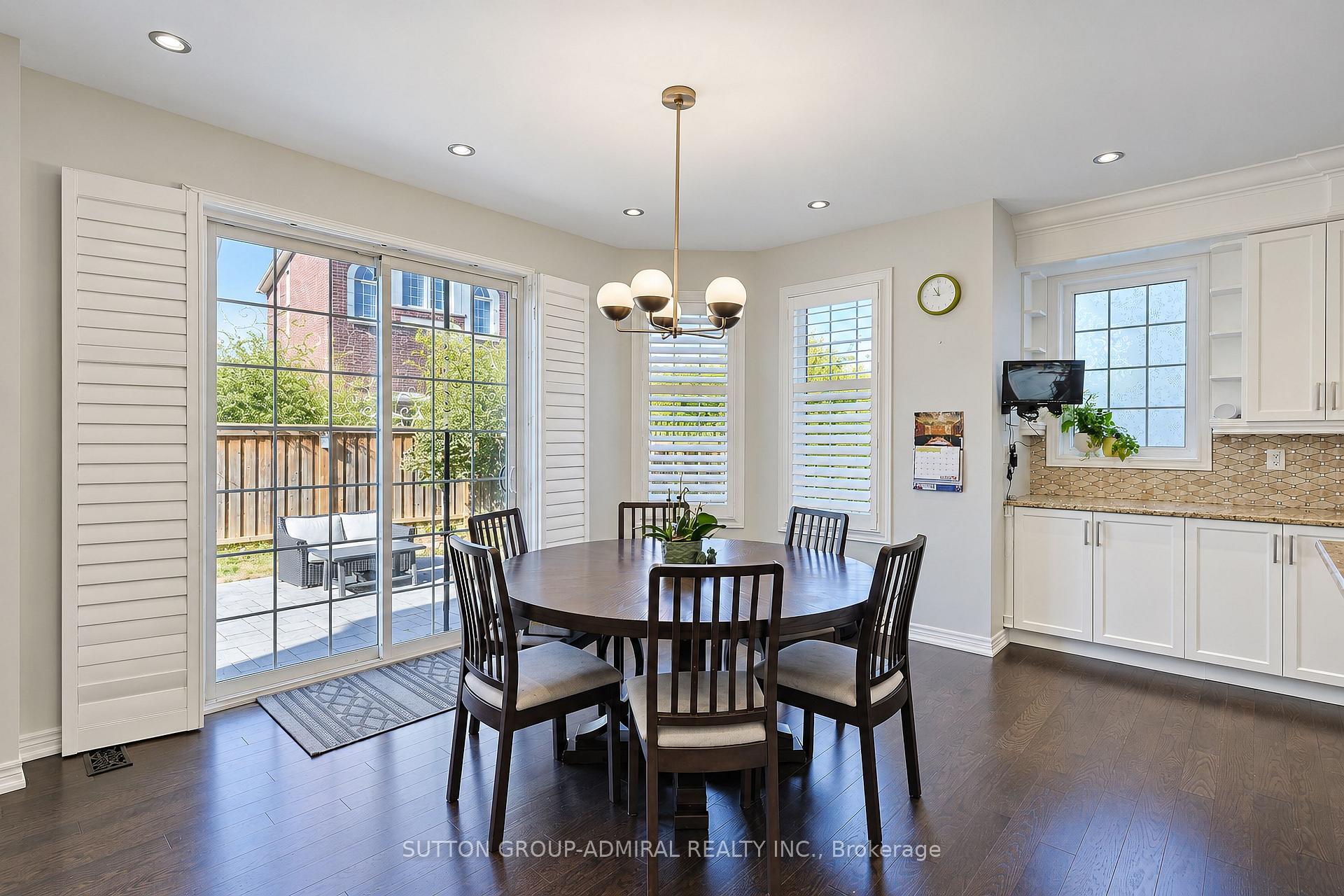 Photo 4 of 163 Heintzman Crescent, Vaughan, Patterson — HOMEH