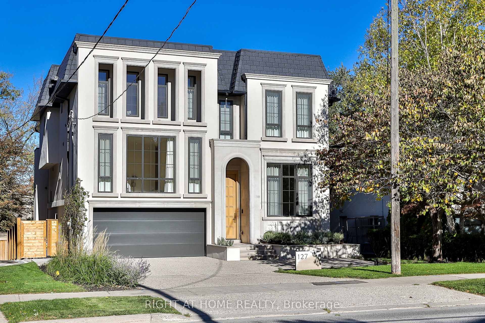 Photo of 127 Yonge Boulevard