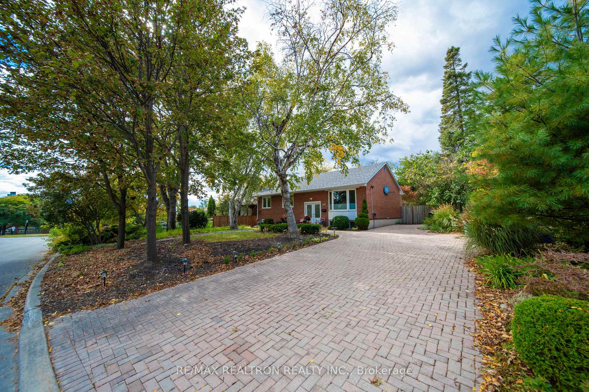 Photo 4 of 79 Paperbirch Drive, North York, Banbury-Don Mills — HOMEH