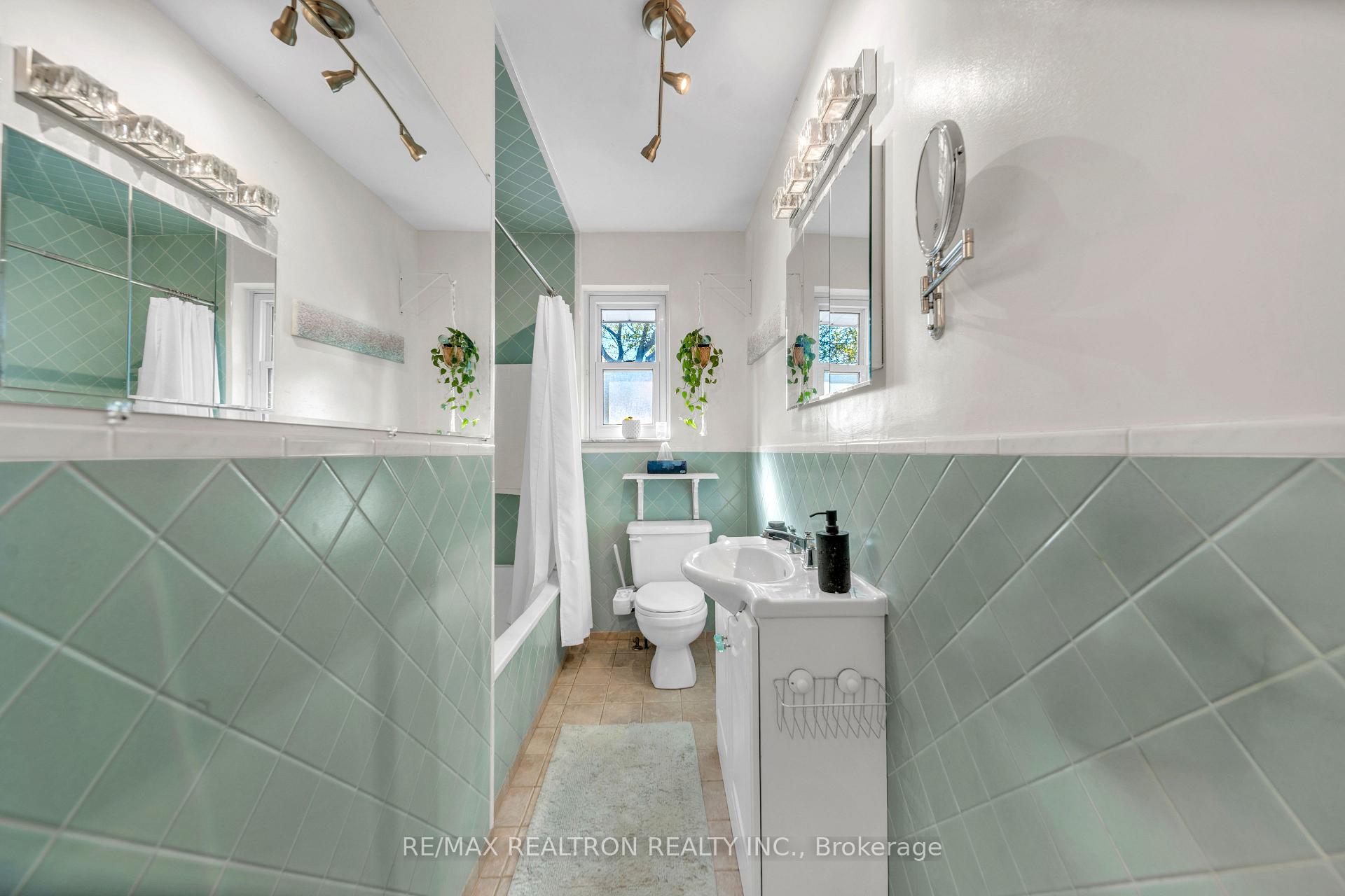 Photo 16 of 79 Paperbirch Drive, North York, Banbury-Don Mills — HOMEH