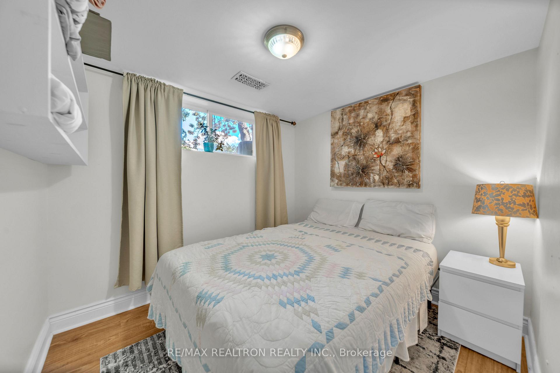 Photo 32 of 79 Paperbirch Drive, North York, Banbury-Don Mills — HOMEH