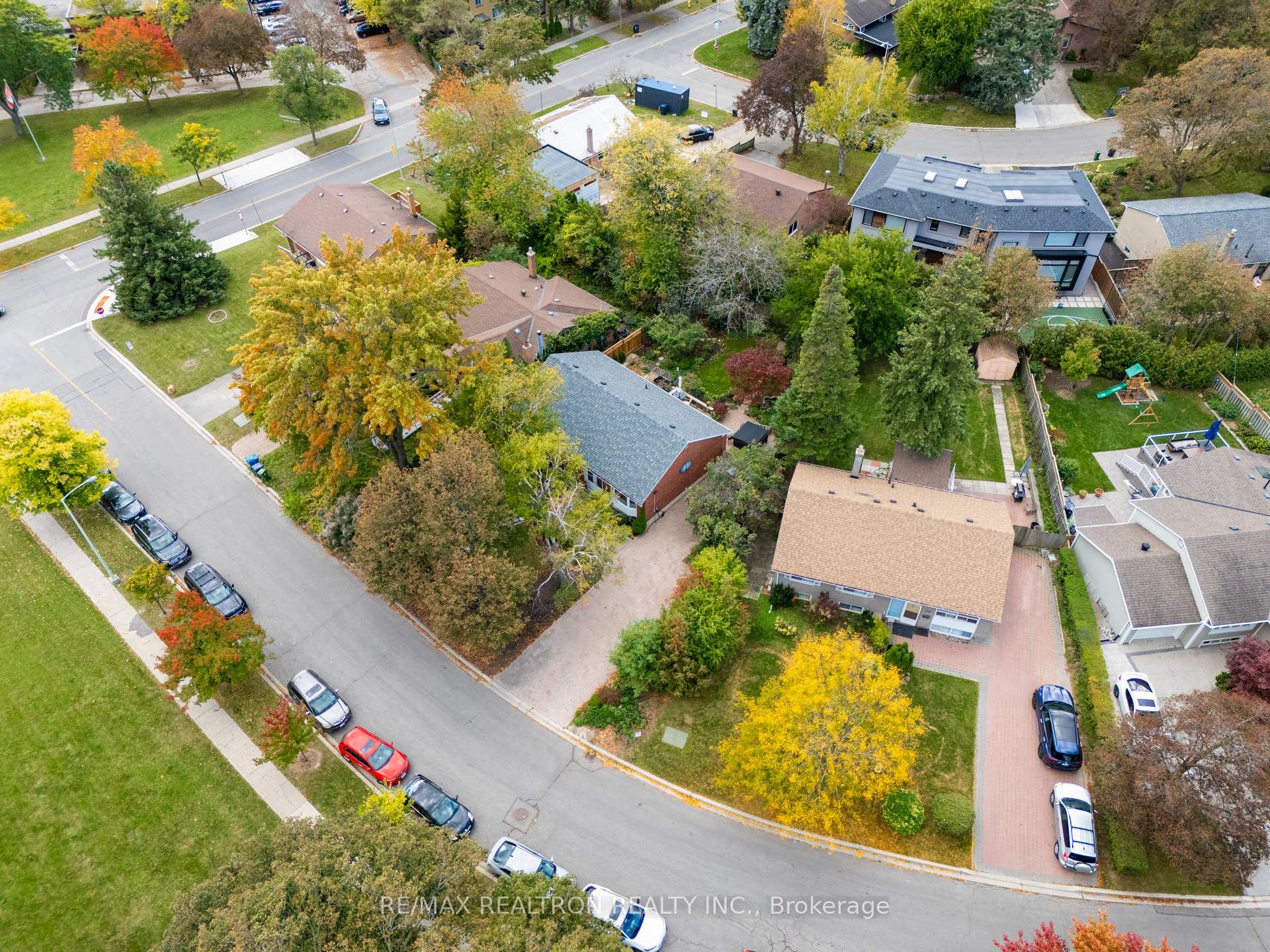 Photo 43 of 79 Paperbirch Drive, North York, Banbury-Don Mills — HOMEH