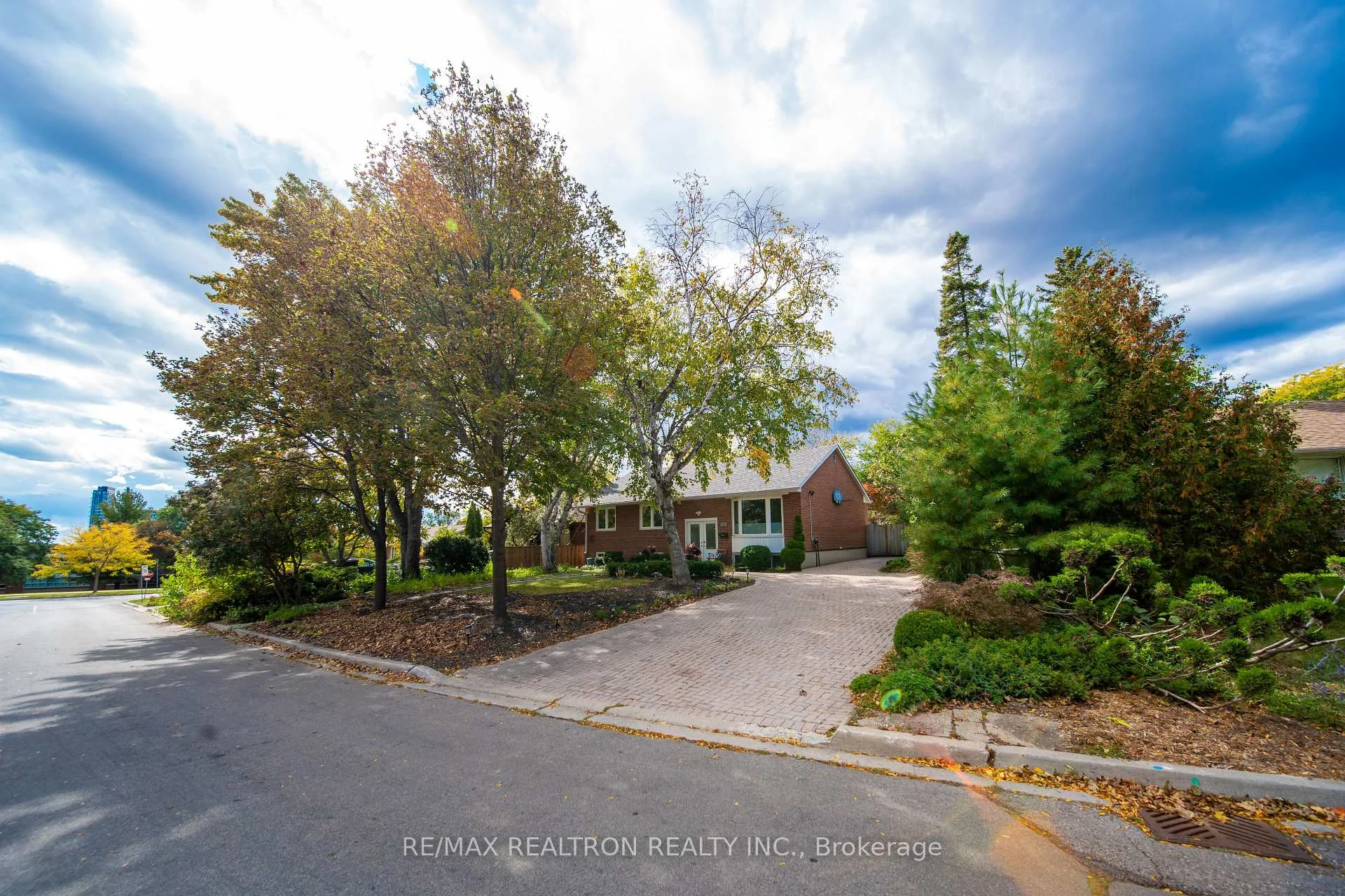 Photo 7 of 79 Paperbirch Drive, North York, Banbury-Don Mills — HOMEH