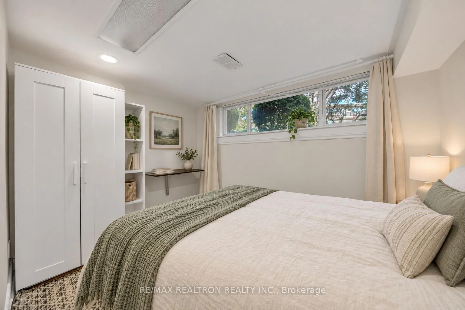 Photo 29 of 79 Paperbirch Drive, North York, Banbury-Don Mills — HOMEH