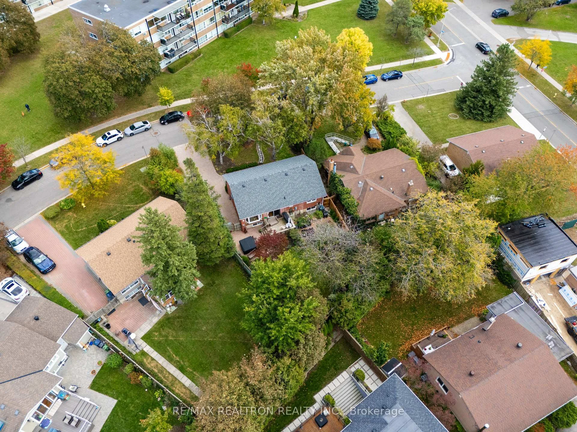 Photo 48 of 79 Paperbirch Drive, North York, Banbury-Don Mills — HOMEH