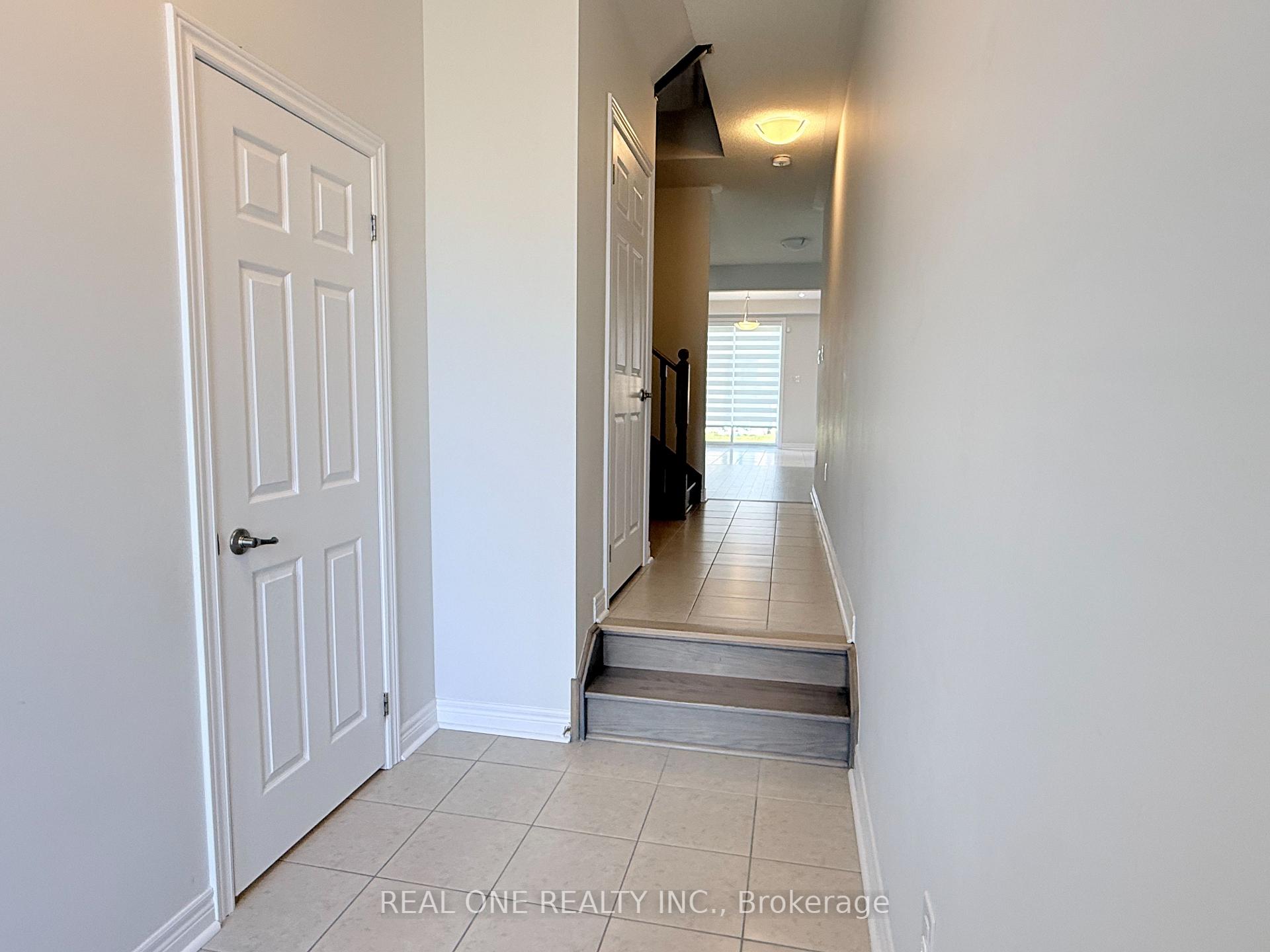 Photo 5 of 26 Yarl Drive, Markham, Middlefield — HOMEH