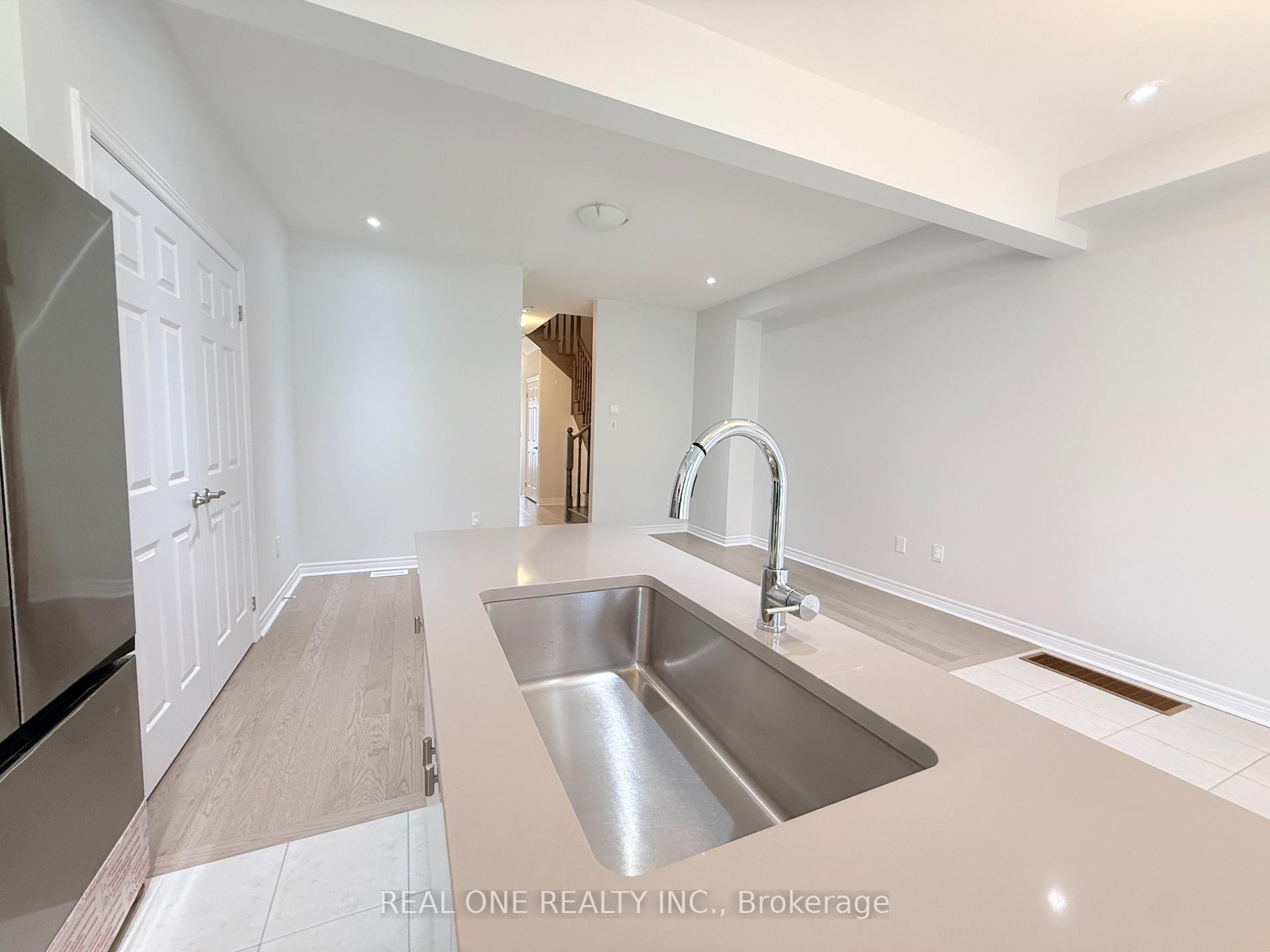 Photo 8 of 26 Yarl Drive, Markham, Middlefield — HOMEH