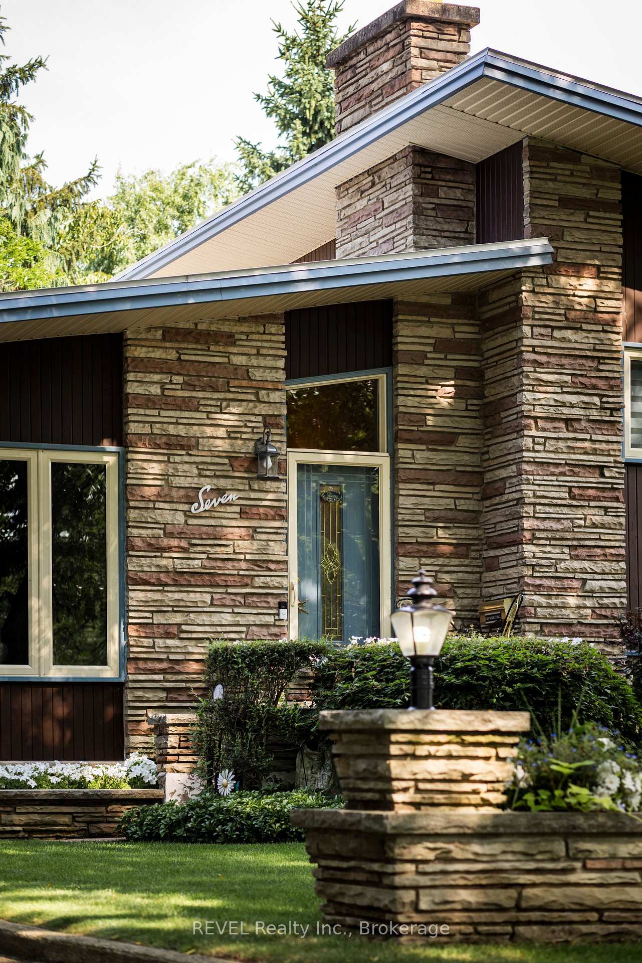 Photo 2 of 7 Glenayr Place, St. Catharines, Glendale/Glenridge — HOMEH