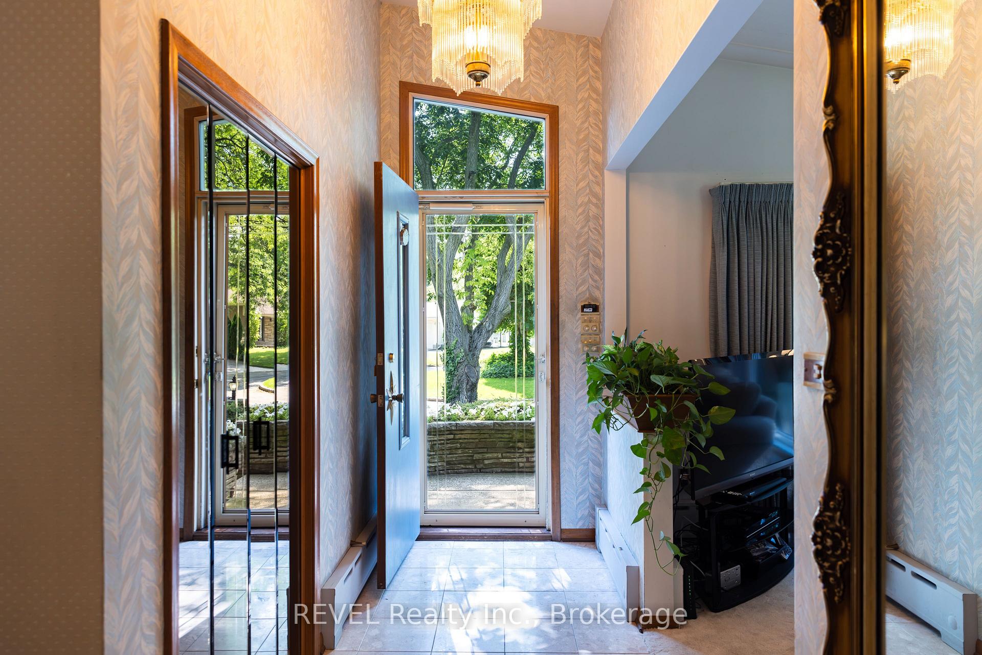 Photo 10 of 7 Glenayr Place, St. Catharines, Glendale/Glenridge — HOMEH