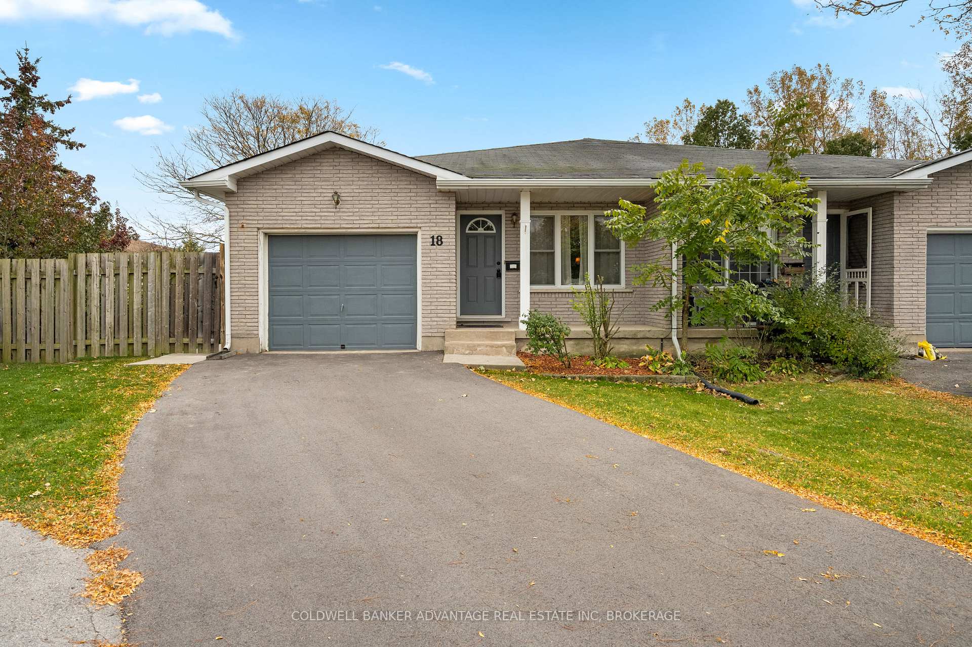 Photo 2 of 18 Joshua Court, Welland, Broadway — HOMEH