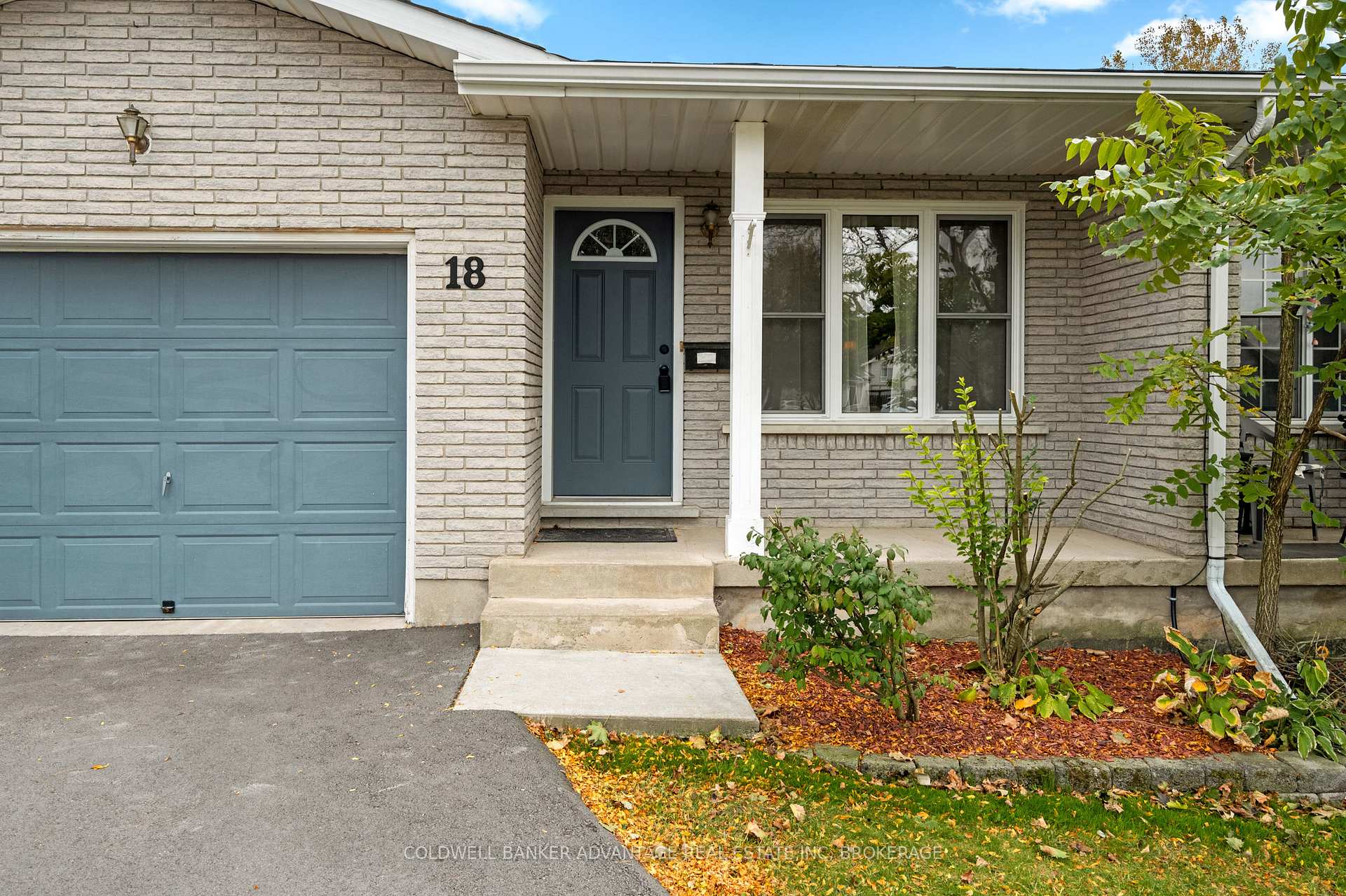 Photo 4 of 18 Joshua Court, Welland, Broadway — HOMEH