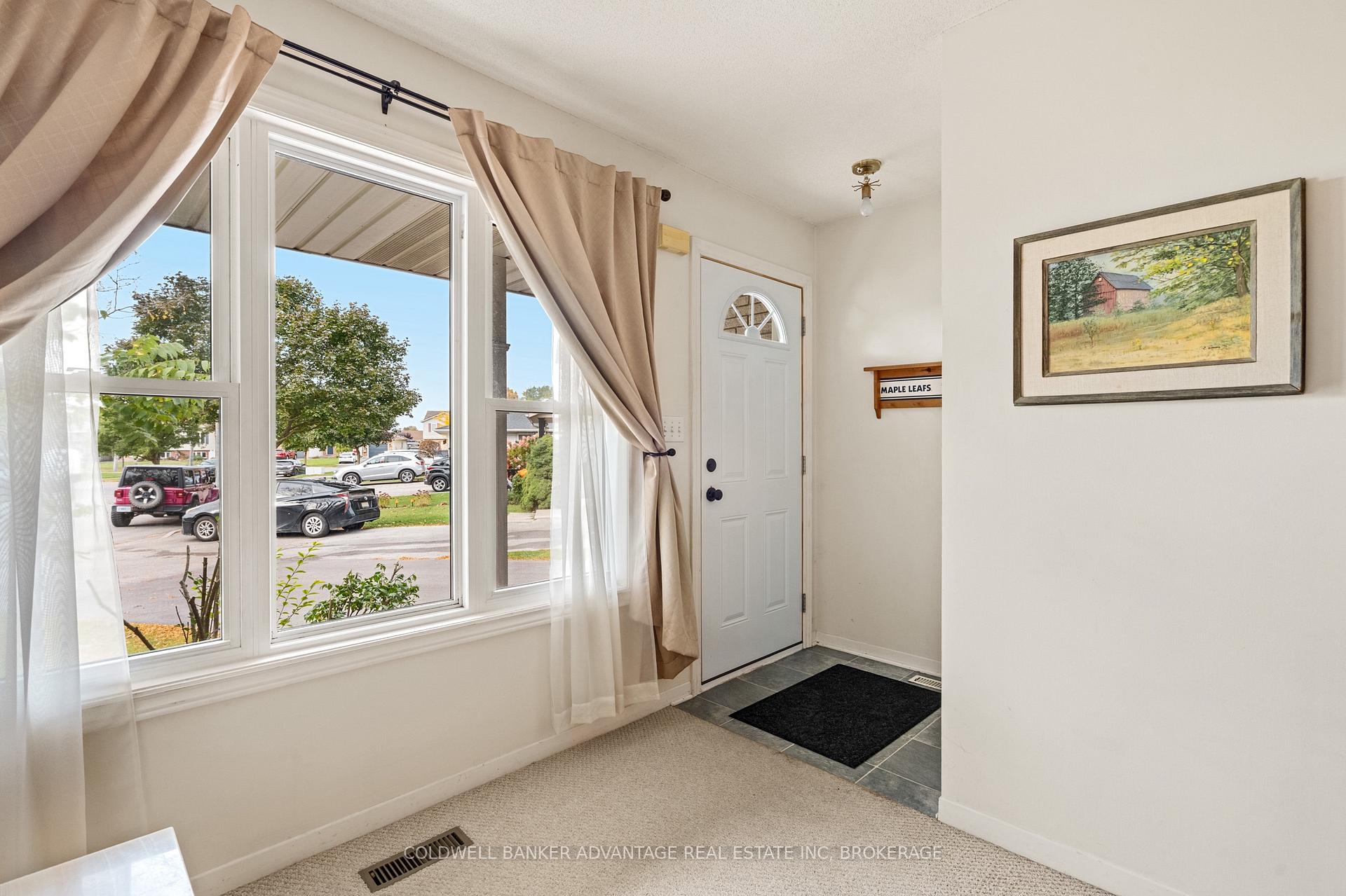 Photo 5 of 18 Joshua Court, Welland, Broadway — HOMEH