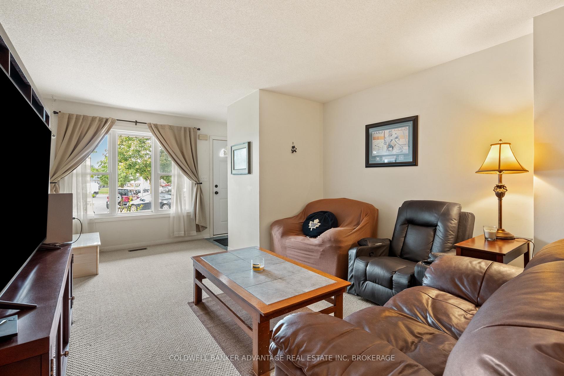 Photo 9 of 18 Joshua Court, Welland, Broadway — HOMEH