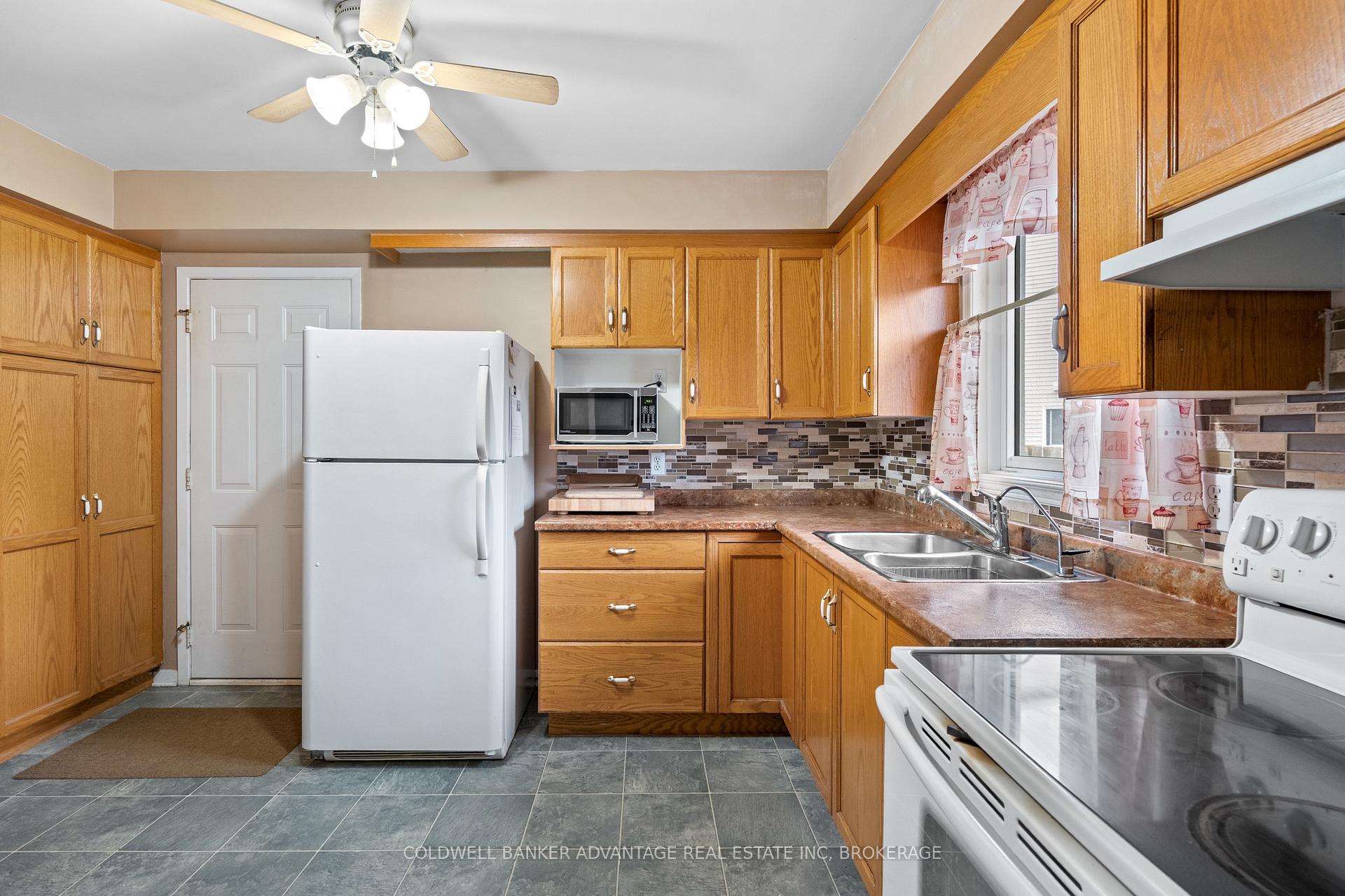 Photo 13 of 18 Joshua Court, Welland, Broadway — HOMEH