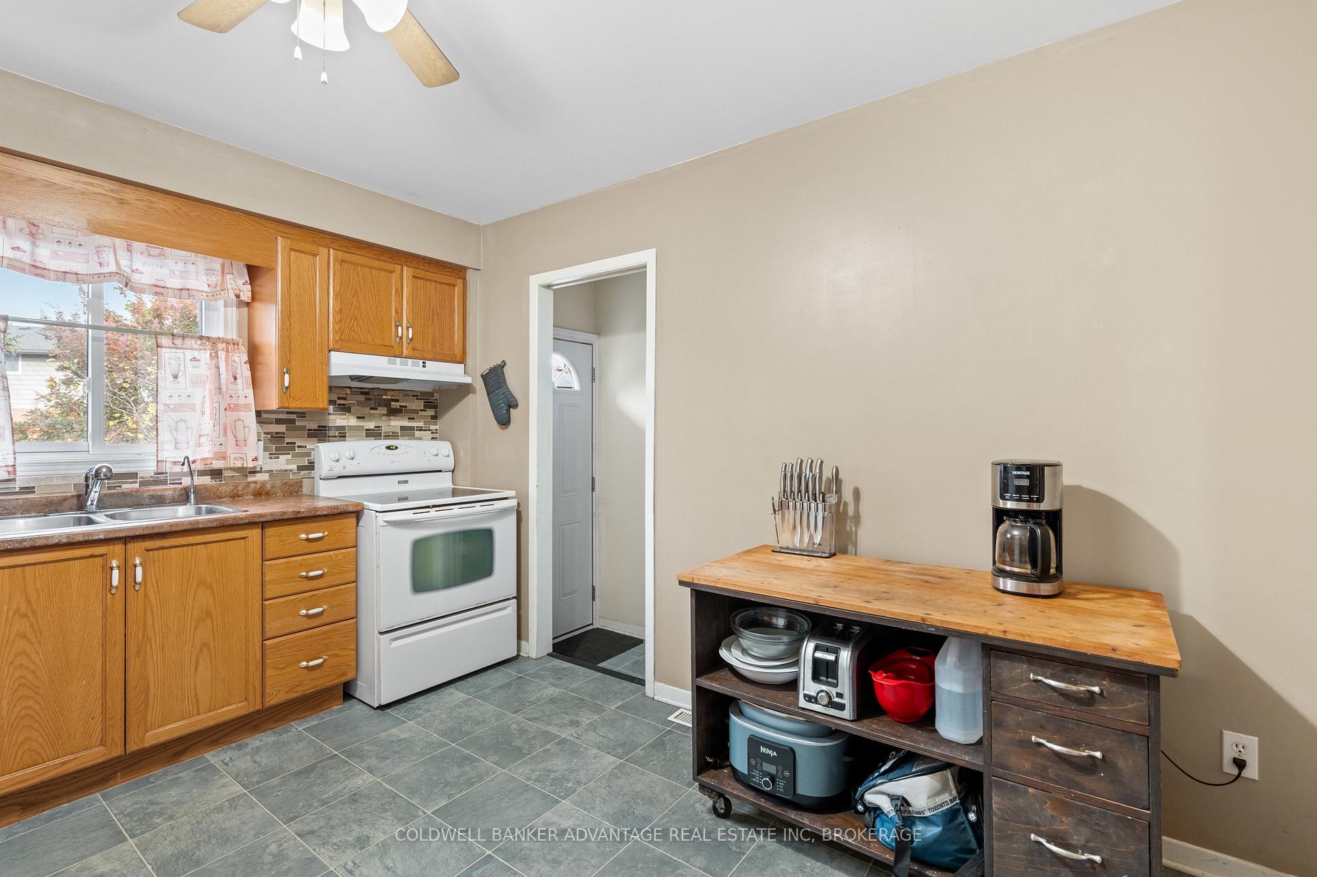 Photo 15 of 18 Joshua Court, Welland, Broadway — HOMEH