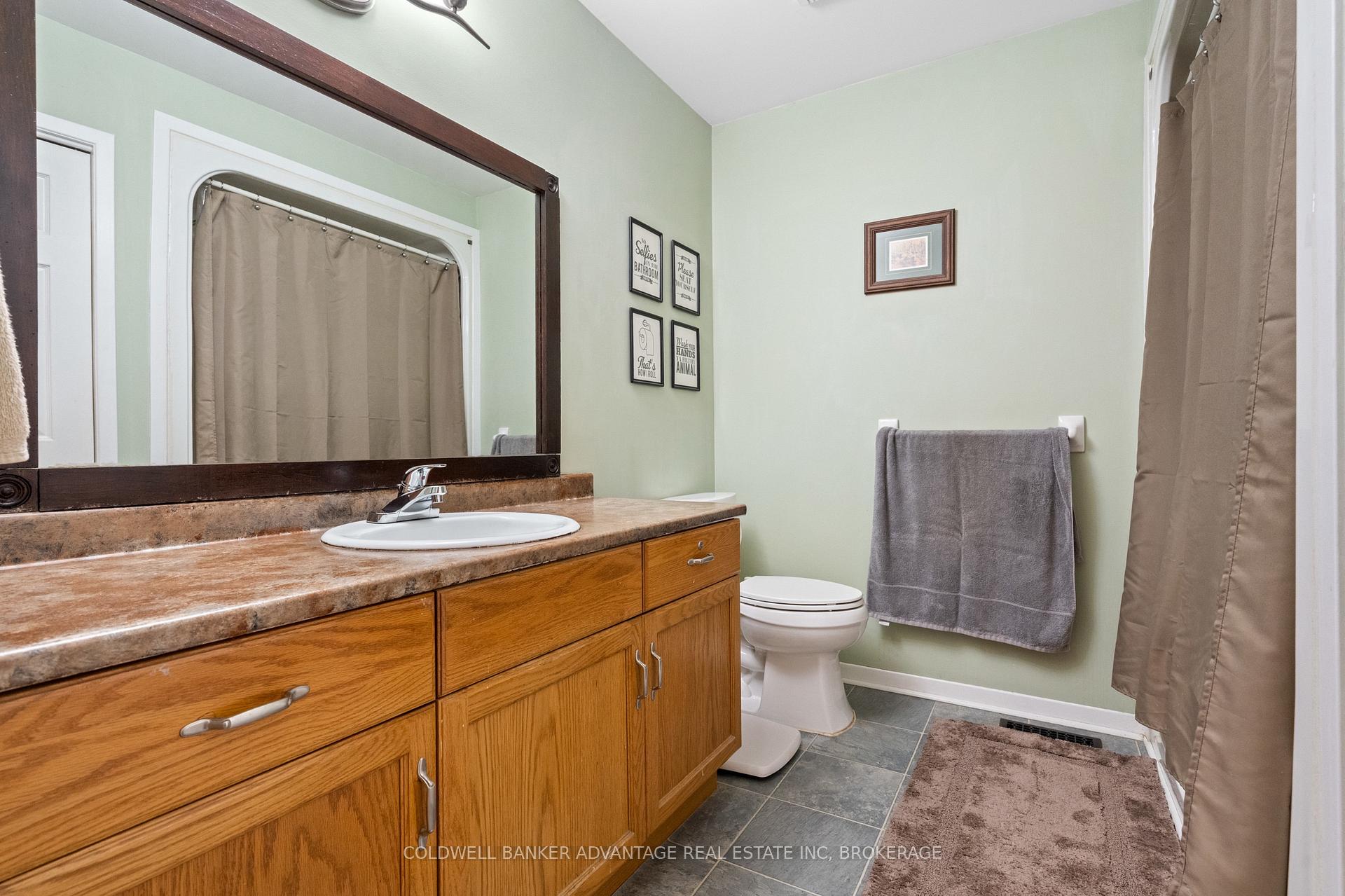 Photo 16 of 18 Joshua Court, Welland, Broadway — HOMEH