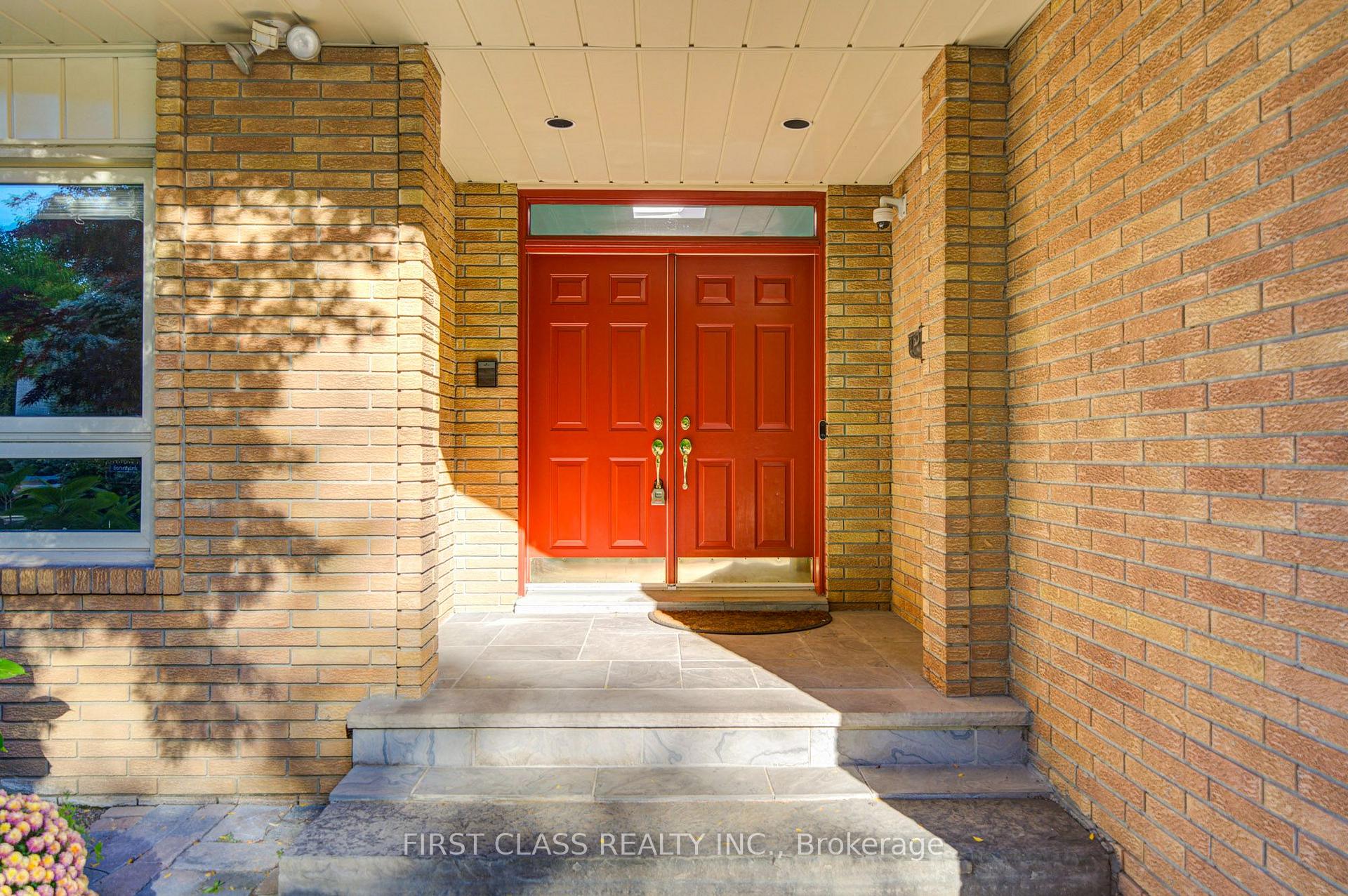 Photo 2 of 54 Magpie Crescent, North York, St. Andrew-Windfields — HOMEH