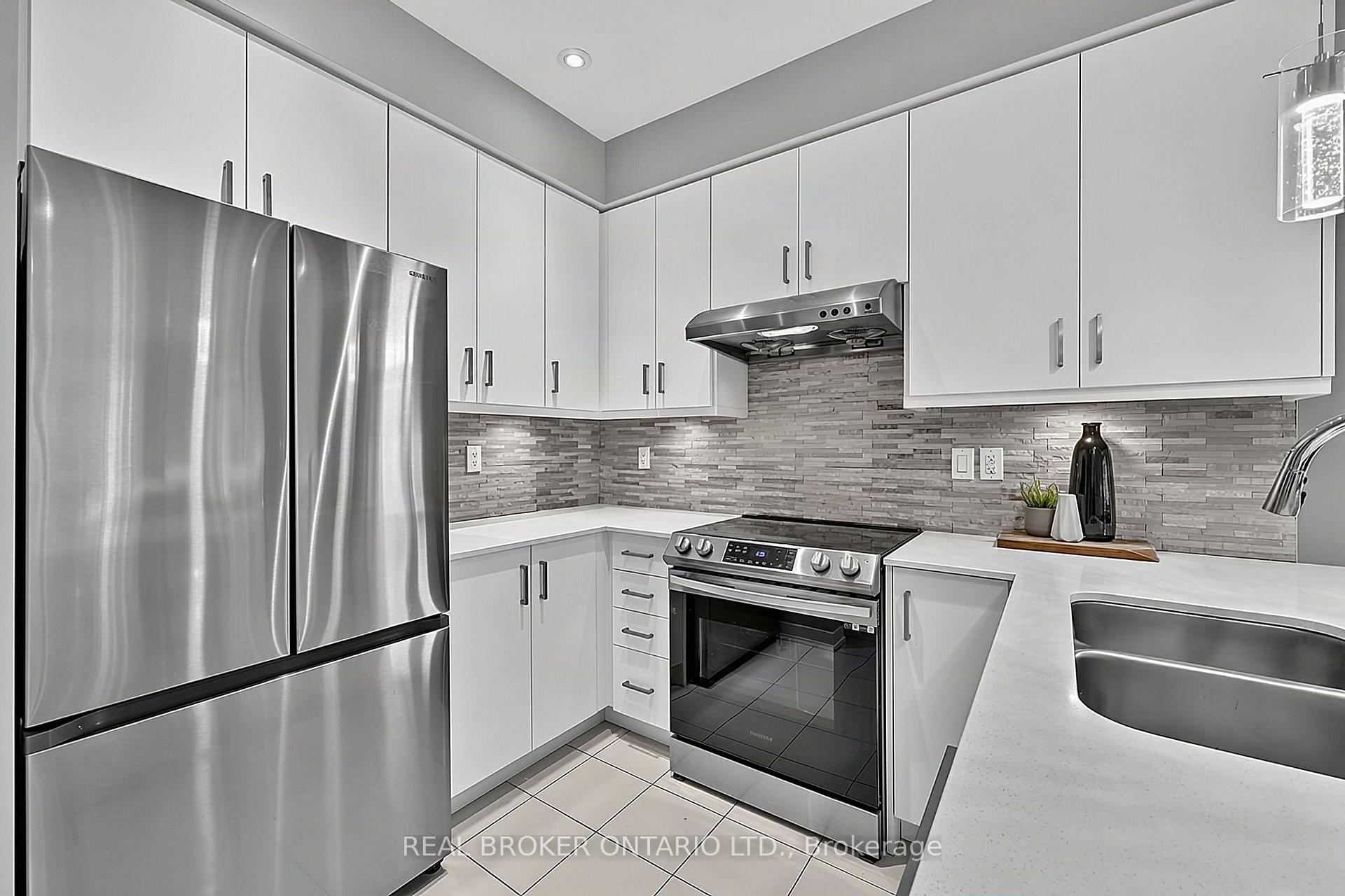 Photo 2 of 31 Lyall Stokes Circle, East Gwillimbury, Mt Albert — HOMEH