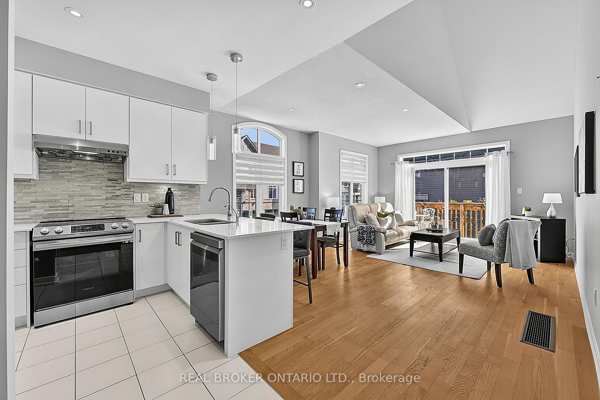 Photo 3 of 31 Lyall Stokes Circle, East Gwillimbury, Mt Albert — HOMEH