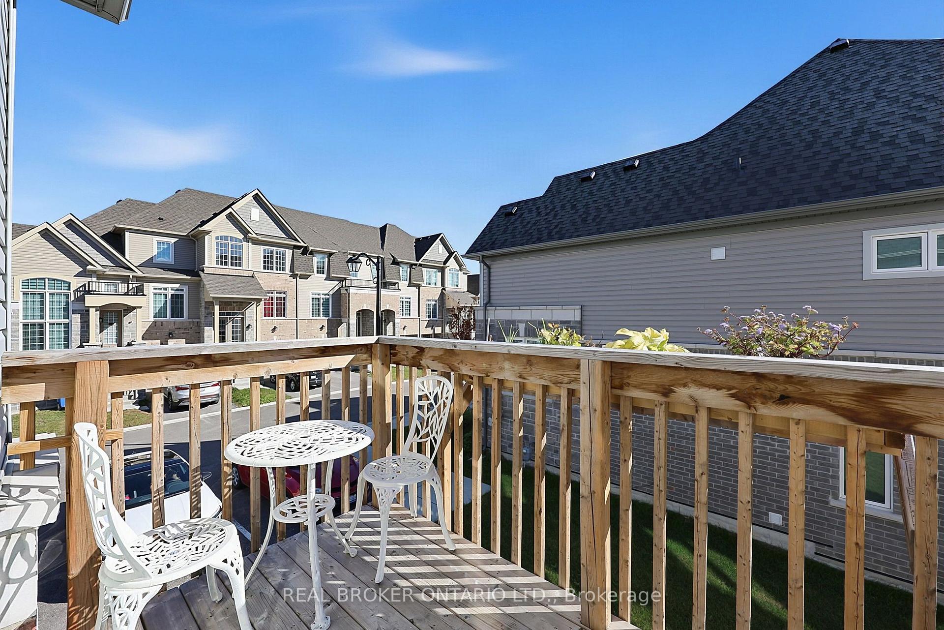 Photo 6 of 31 Lyall Stokes Circle, East Gwillimbury, Mt Albert — HOMEH