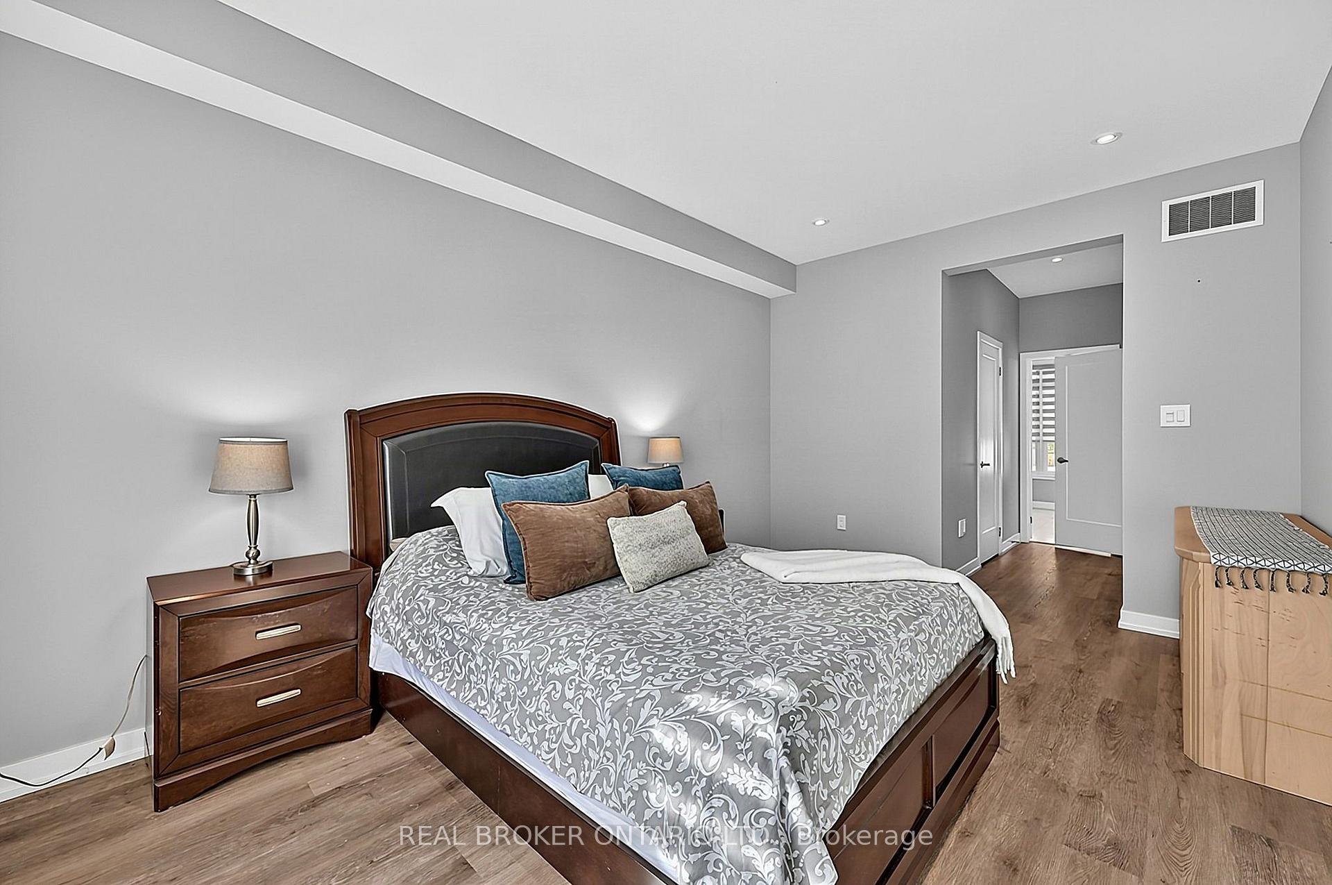 Photo 9 of 31 Lyall Stokes Circle, East Gwillimbury, Mt Albert — HOMEH