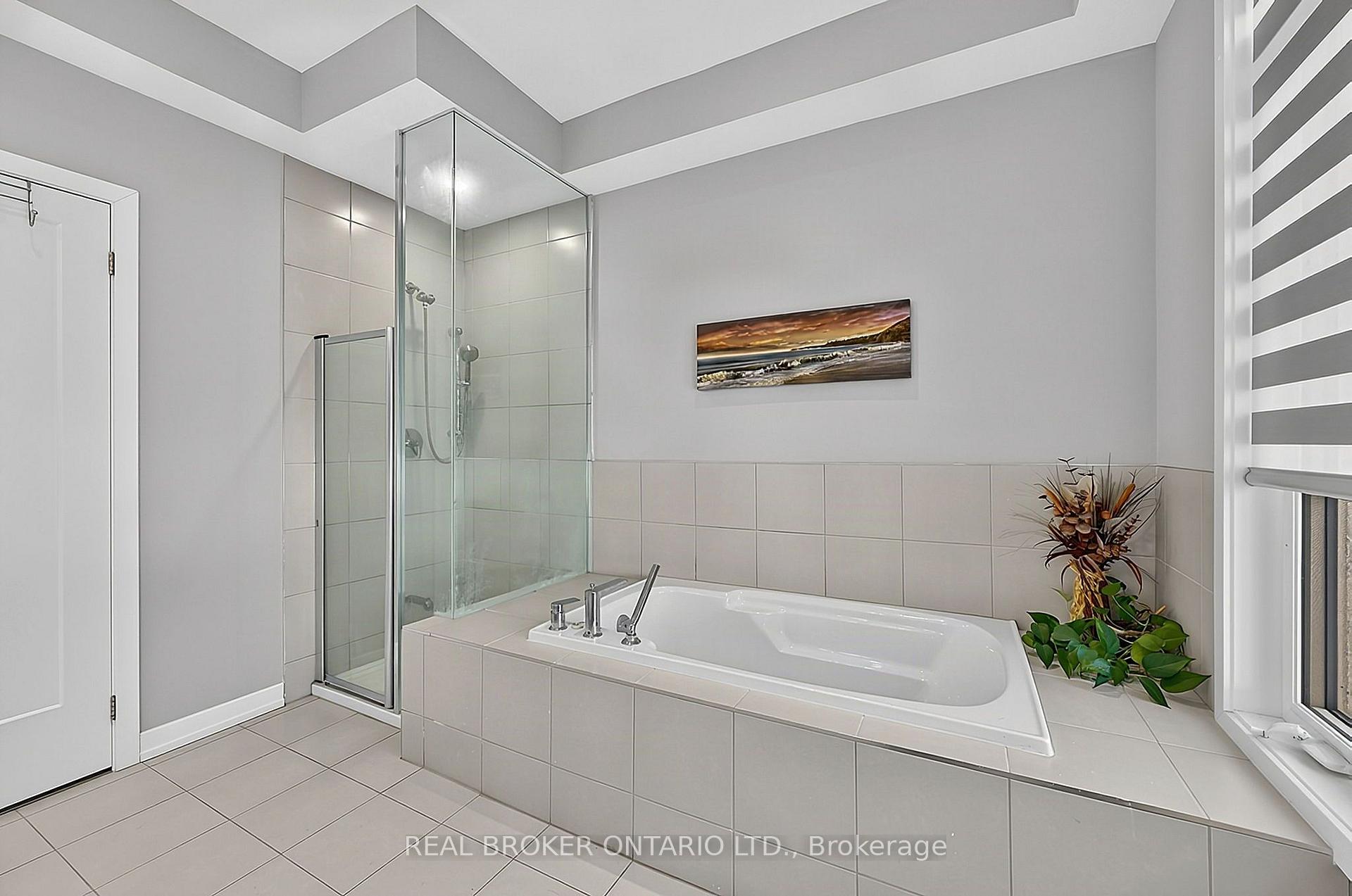 Photo 10 of 31 Lyall Stokes Circle, East Gwillimbury, Mt Albert — HOMEH