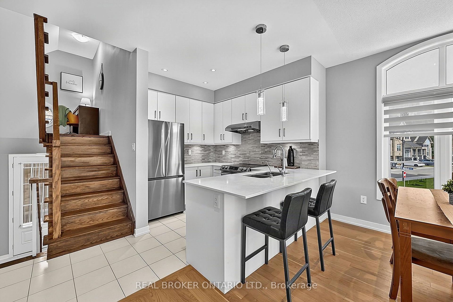 Photo 12 of 31 Lyall Stokes Circle, East Gwillimbury, Mt Albert — HOMEH