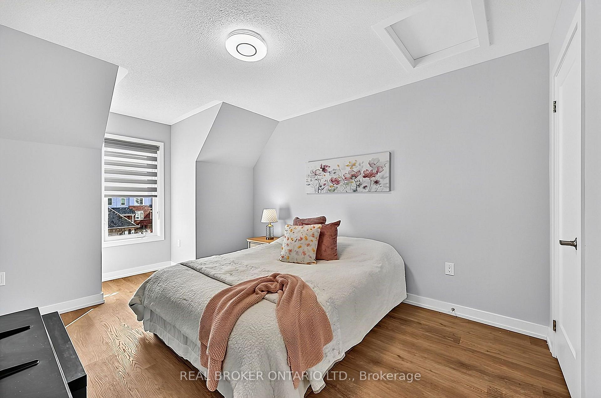 Photo 14 of 31 Lyall Stokes Circle, East Gwillimbury, Mt Albert — HOMEH