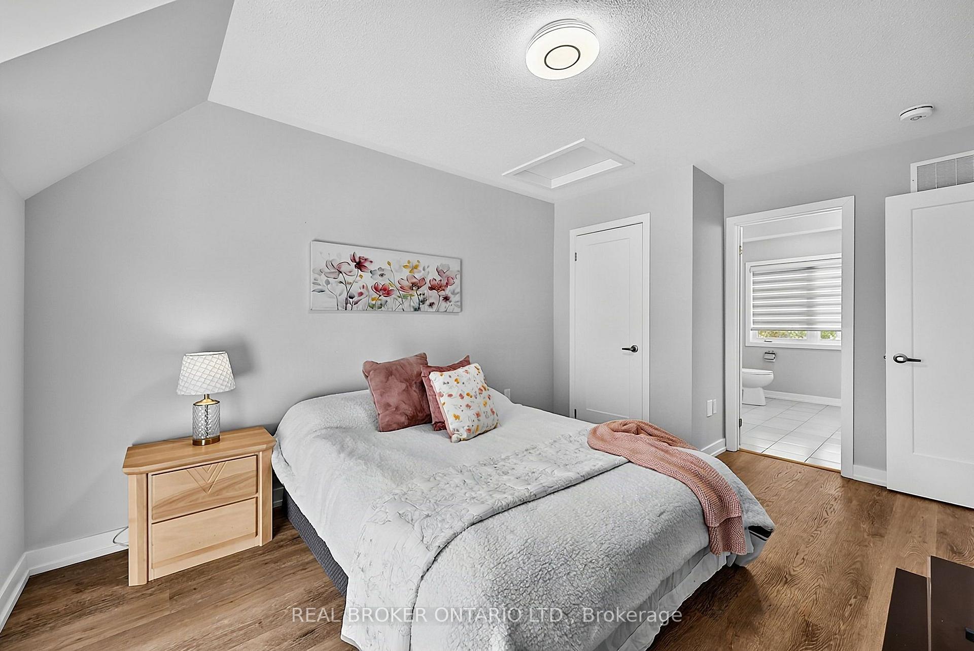 Photo 15 of 31 Lyall Stokes Circle, East Gwillimbury, Mt Albert — HOMEH