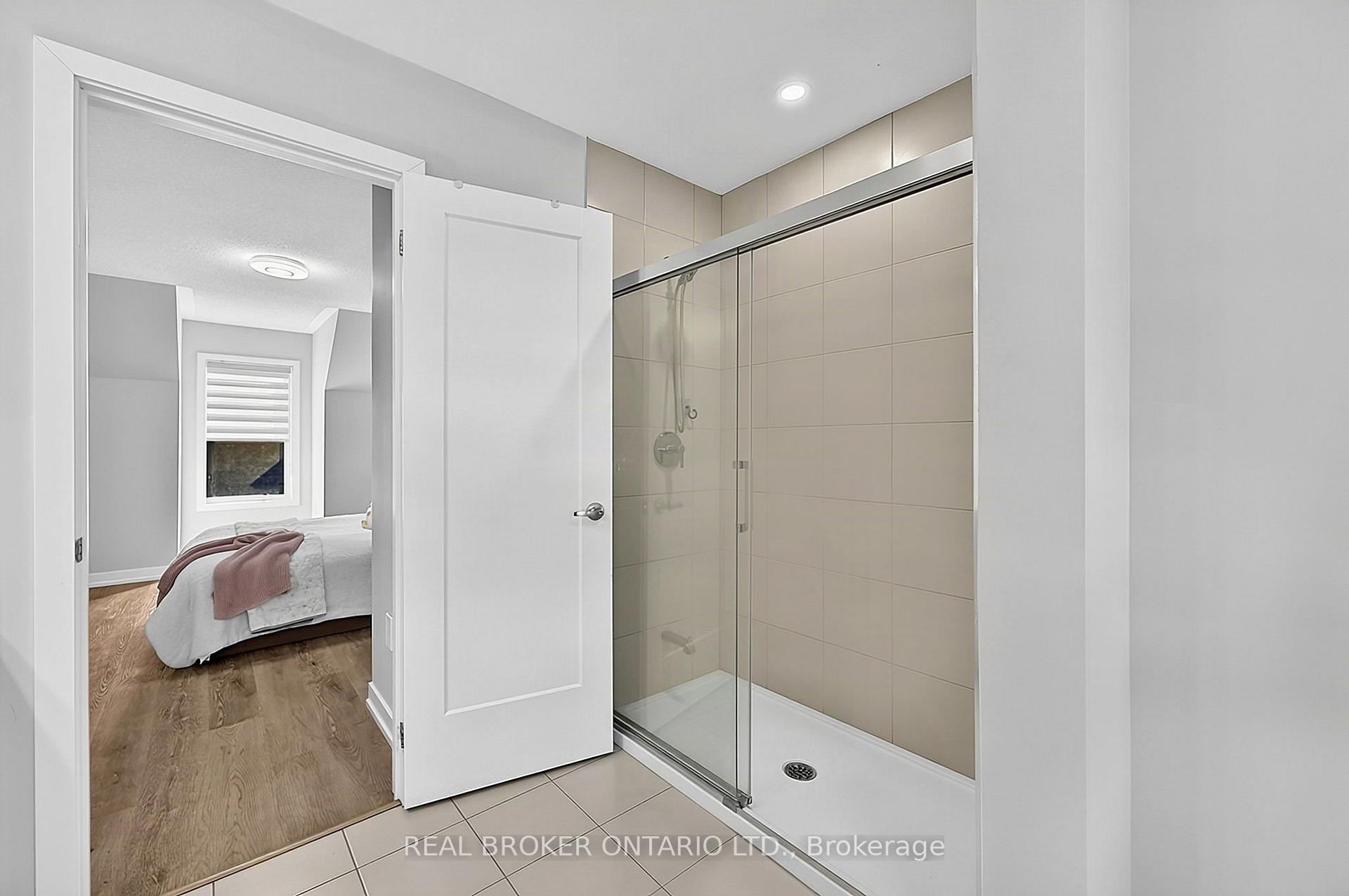 Photo 16 of 31 Lyall Stokes Circle, East Gwillimbury, Mt Albert — HOMEH