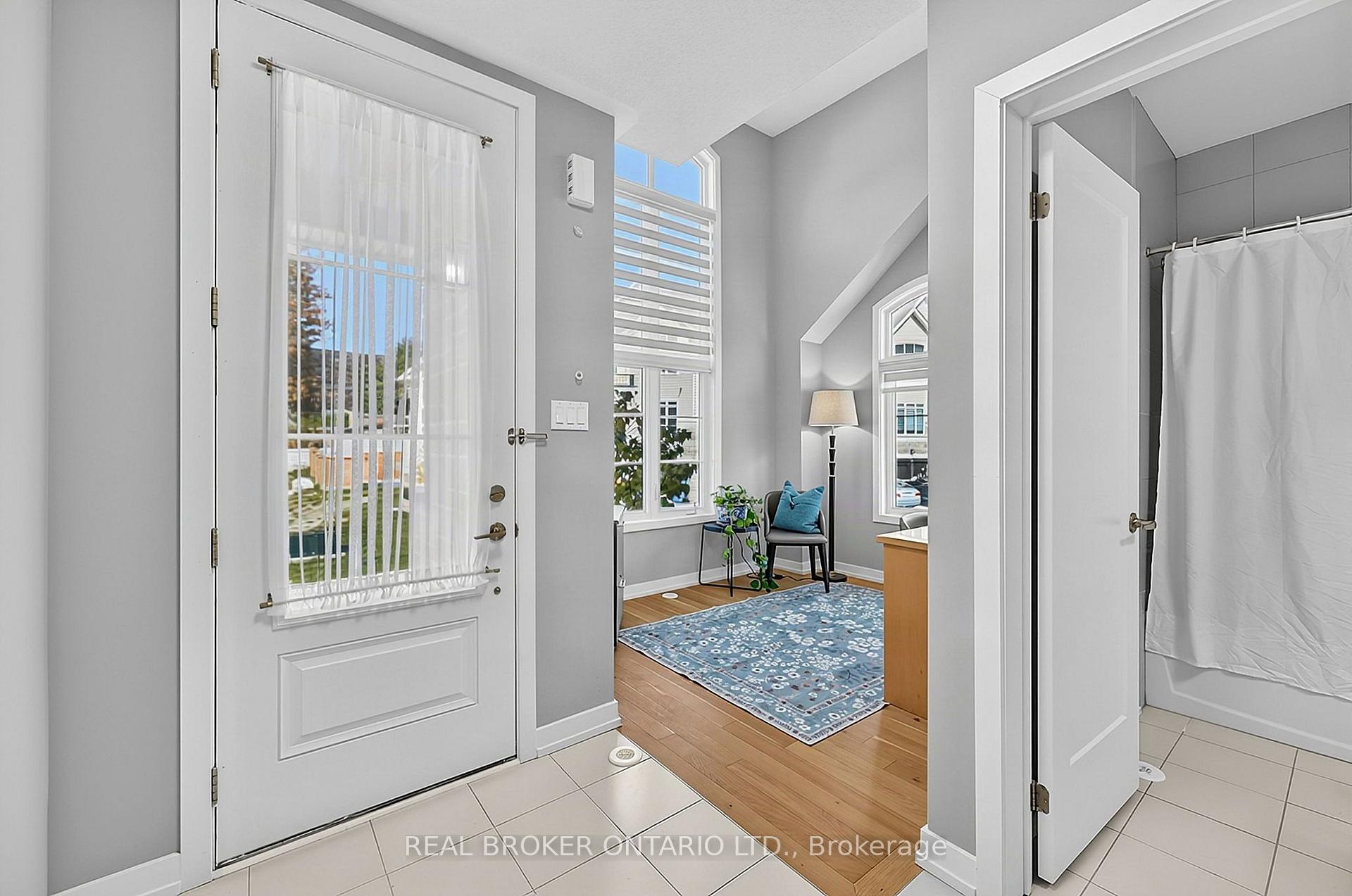 Photo 17 of 31 Lyall Stokes Circle, East Gwillimbury, Mt Albert — HOMEH