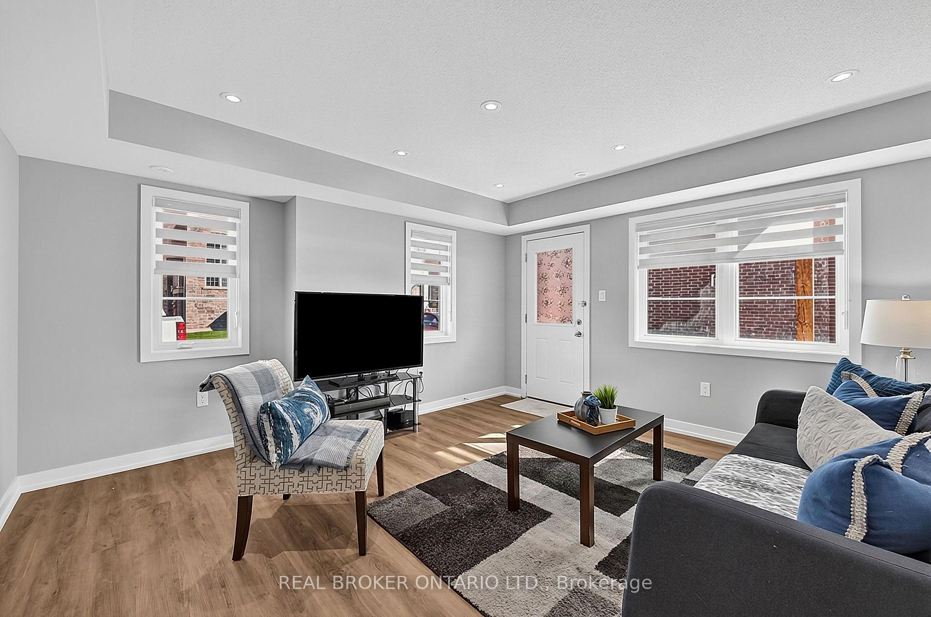 Photo 20 of 31 Lyall Stokes Circle, East Gwillimbury, Mt Albert — HOMEH