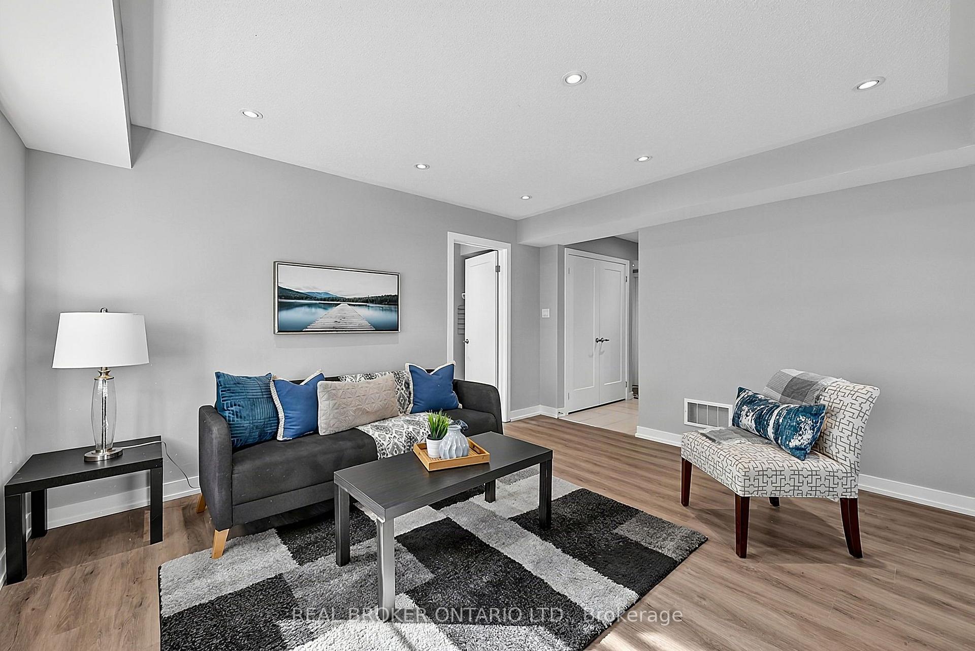 Photo 21 of 31 Lyall Stokes Circle, East Gwillimbury, Mt Albert — HOMEH