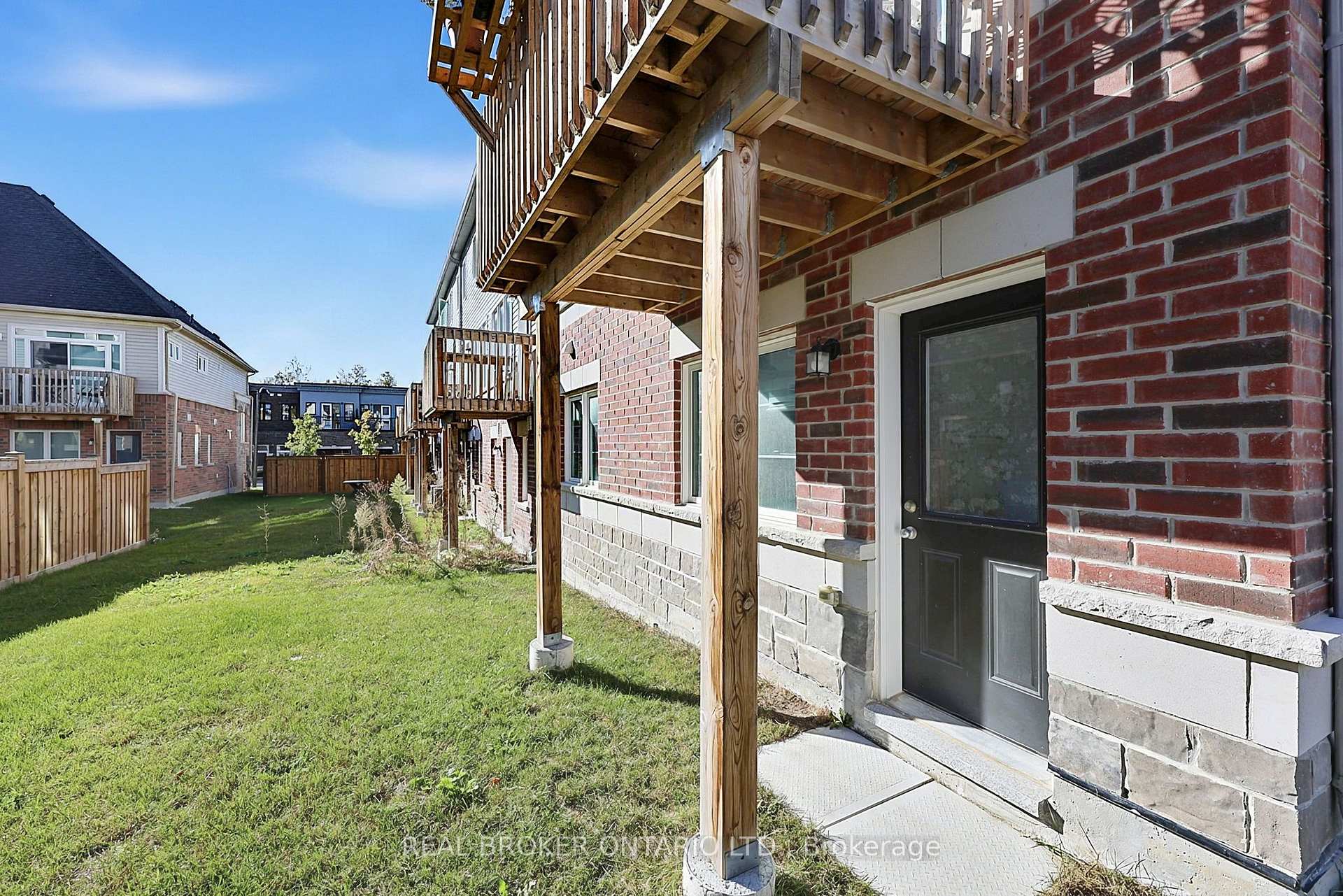 Photo 26 of 31 Lyall Stokes Circle, East Gwillimbury, Mt Albert — HOMEH