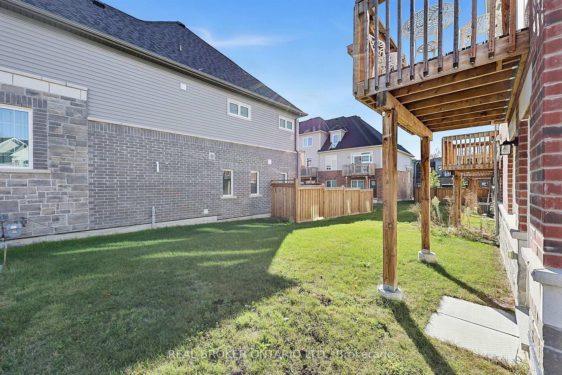 Photo 27 of 31 Lyall Stokes Circle, East Gwillimbury, Mt Albert — HOMEH