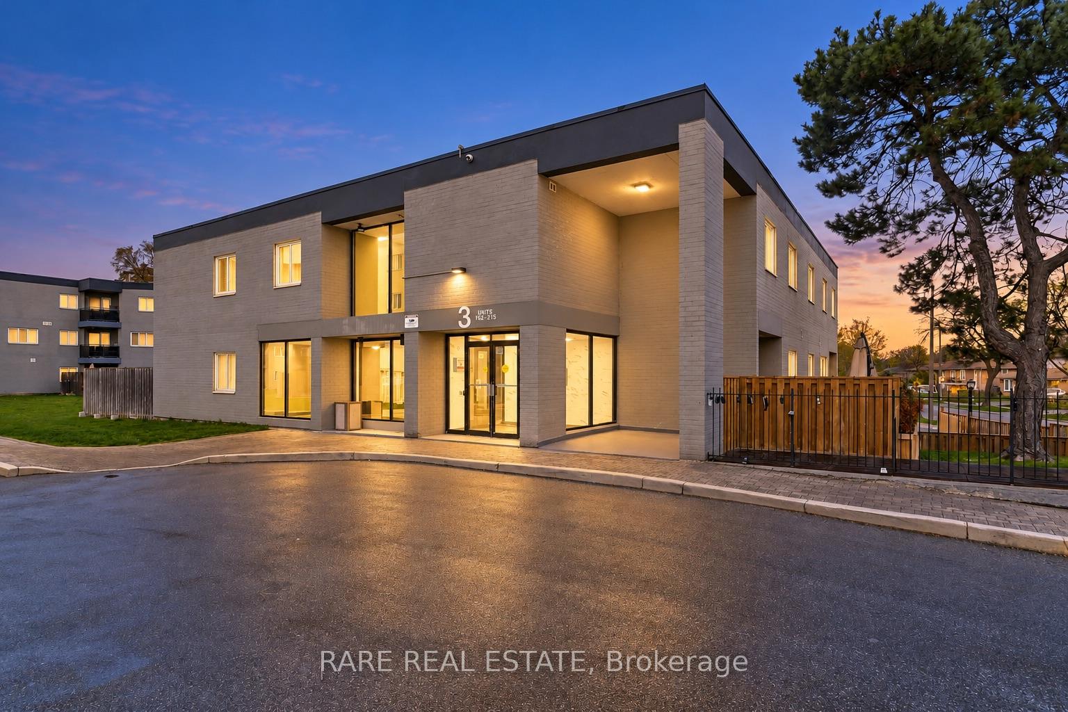 Photo 2 of Unit 112, 2001 Bonnymede Drive, Mississauga, Clarkson — HOMEH