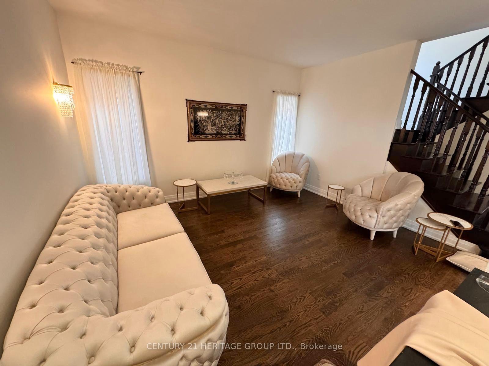 Photo 3 of 82 Raintree Crescent, Richmond Hill, Oak Ridges — HOMEH