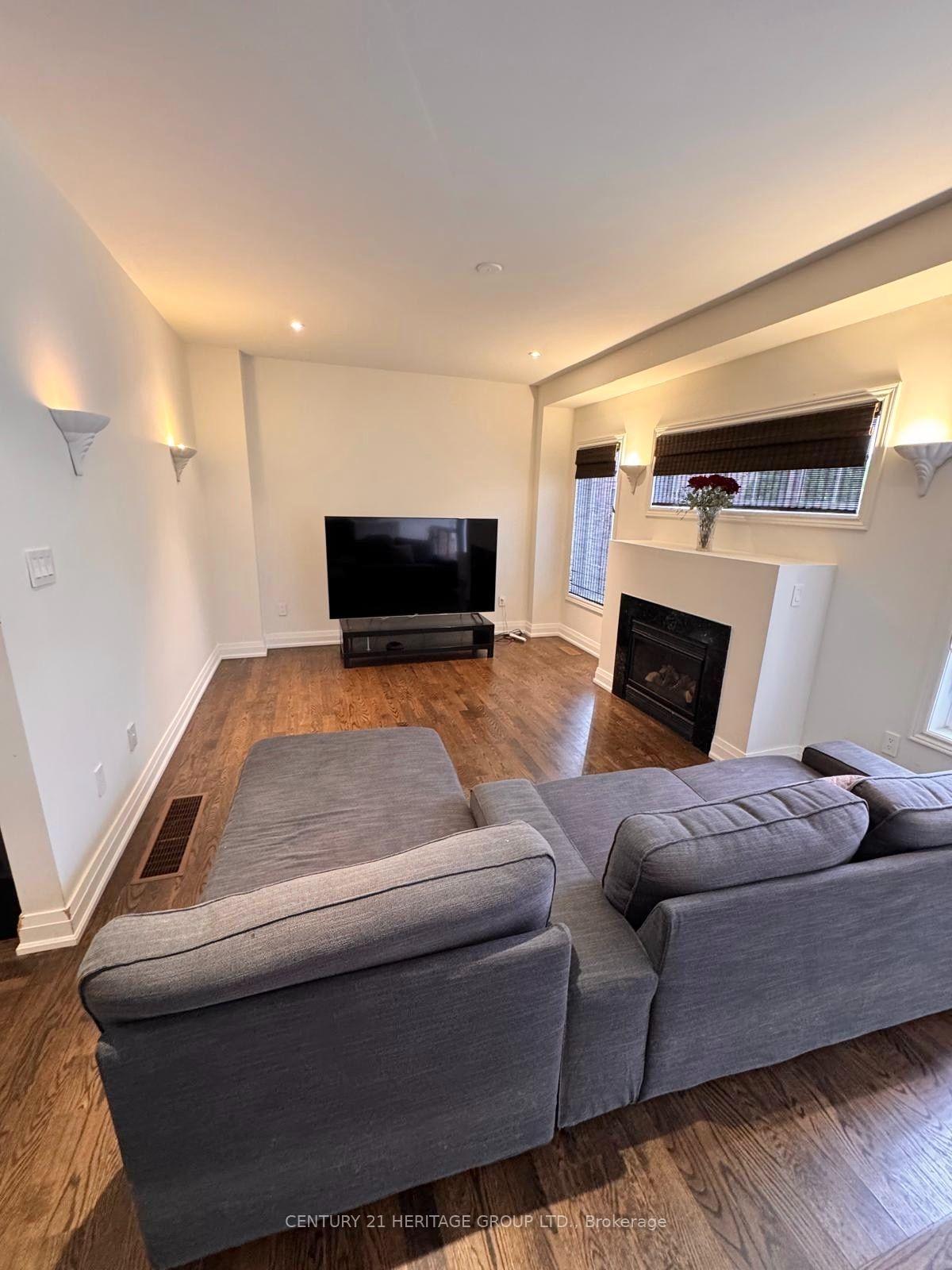 Photo 7 of 82 Raintree Crescent, Richmond Hill, Oak Ridges — HOMEH