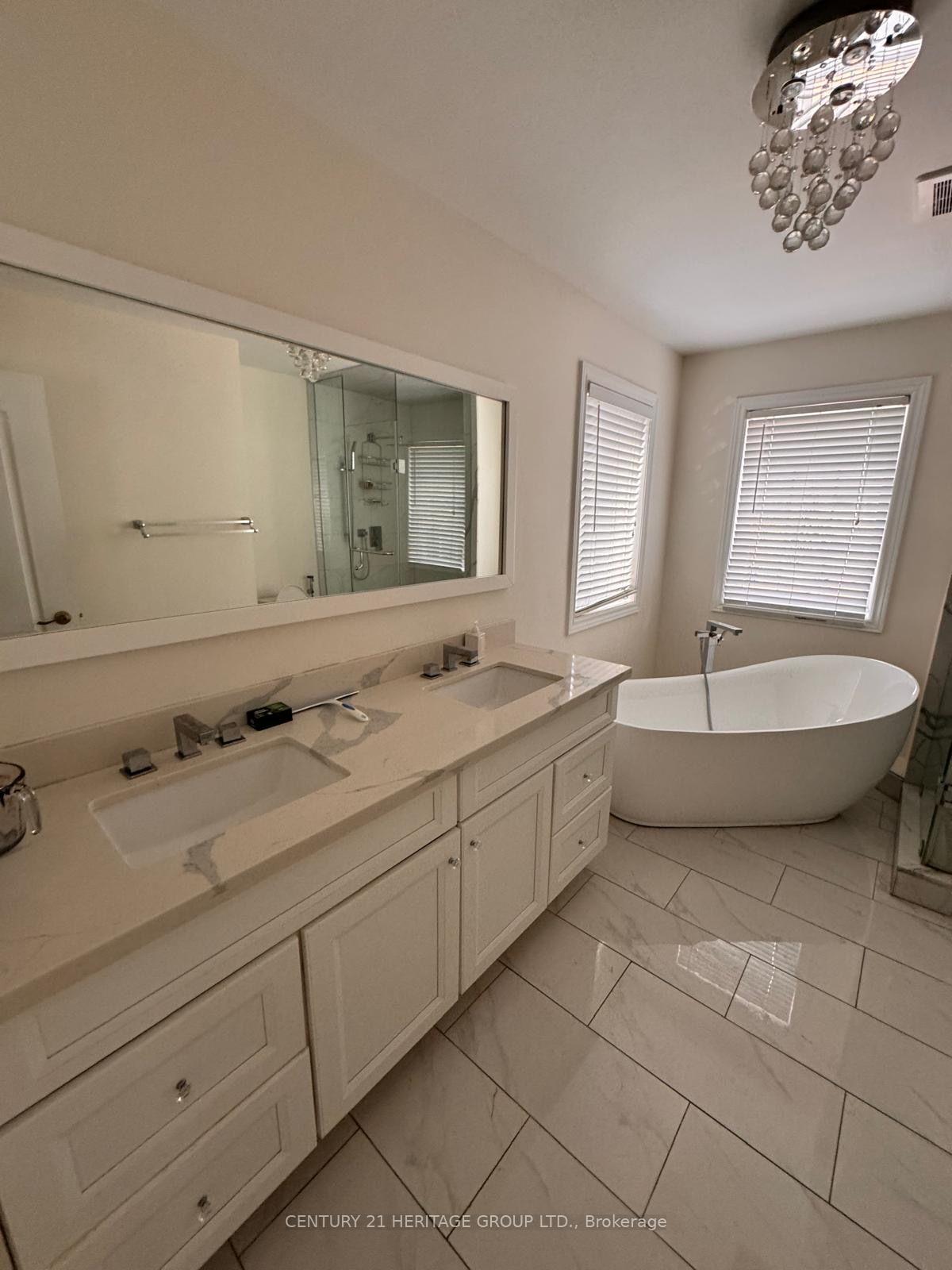 Photo 12 of 82 Raintree Crescent, Richmond Hill, Oak Ridges — HOMEH