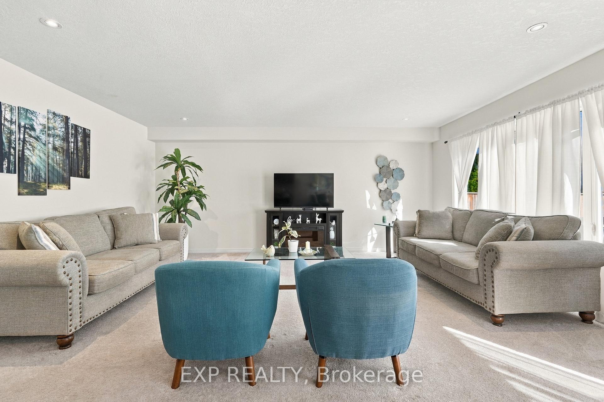 Photo 6 of 7720 Shadbush Lane, Niagara Falls, Brown — HOMEH